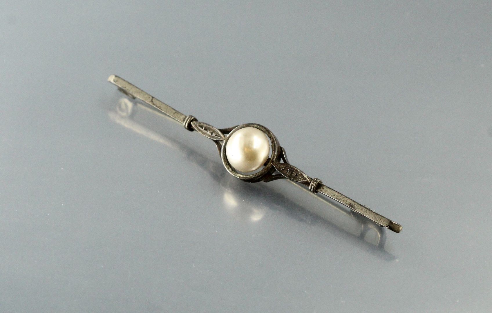 Null 银制发夹胸针（野猪），镶嵌着一颗巴洛克式的珍珠。约1930年。

毛重：5克。