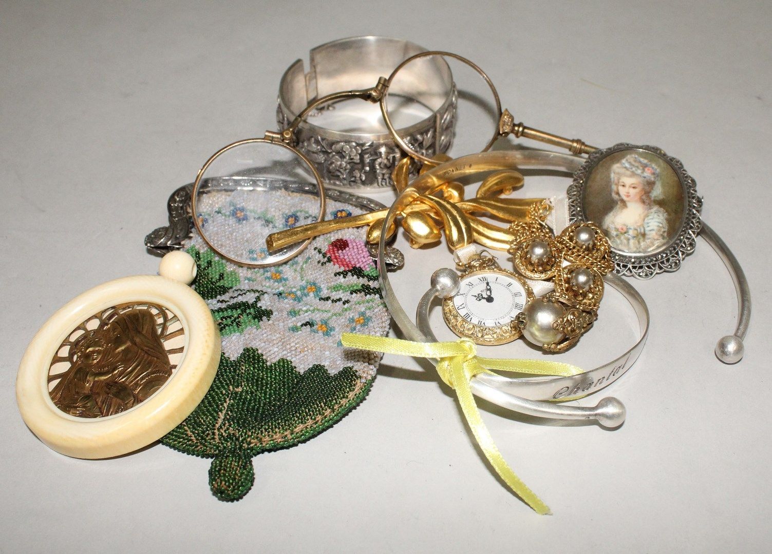 Null 
Lot de bijoux fantaisie comprenant broche, bourse, bracelet rigide en arge&hellip;