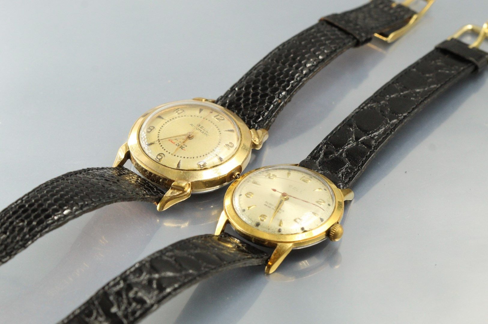 Null Lot de deux montres bracelet d'homme en métal doré. 

Signés BELL. 

Mouvem&hellip;
