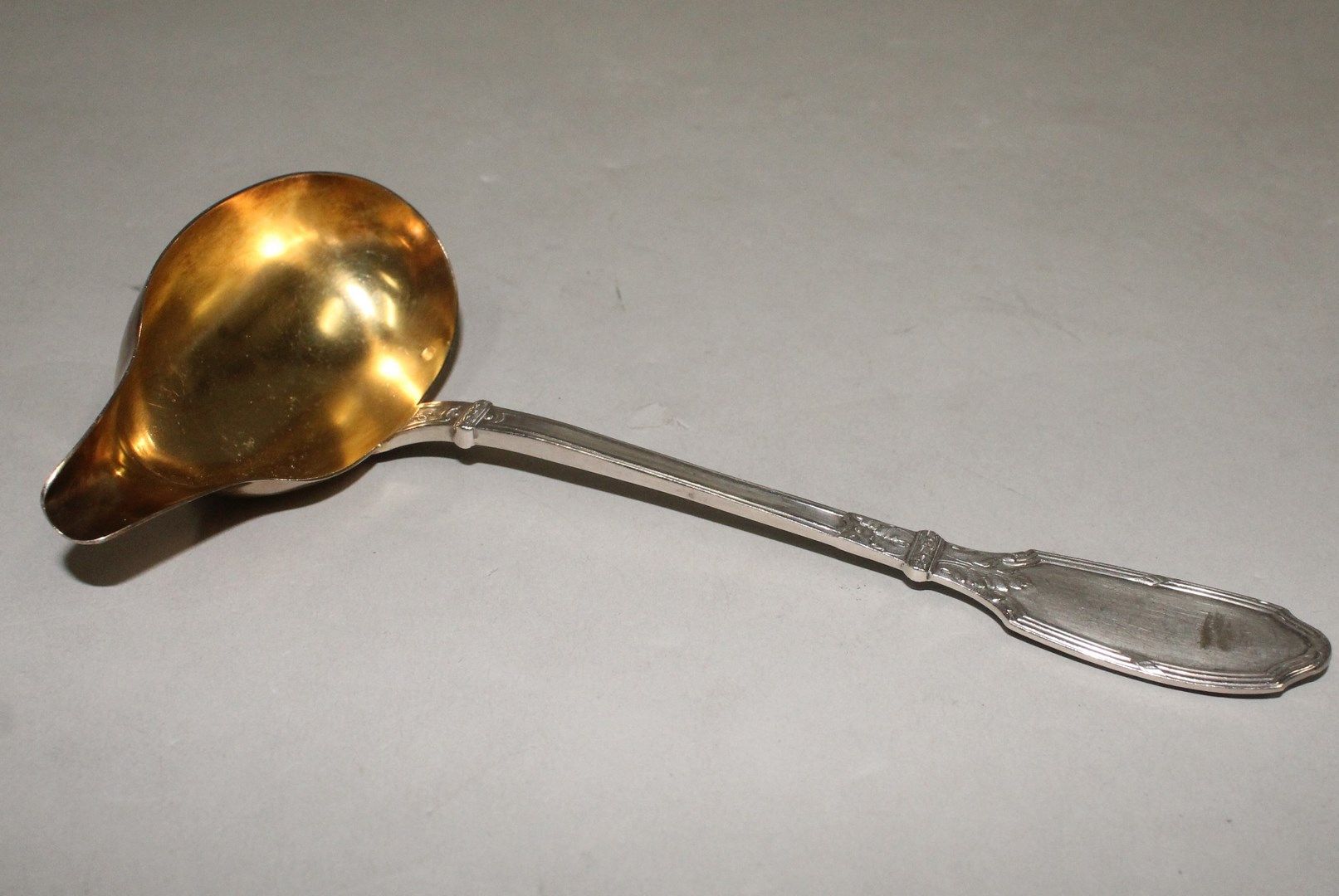 Null 路易斯-拉维内和丹佛特-查尔斯

银质酱汁勺（Minerve），勺子为vermeil材质。

Goldsmith的标志。

重量：56.90克。