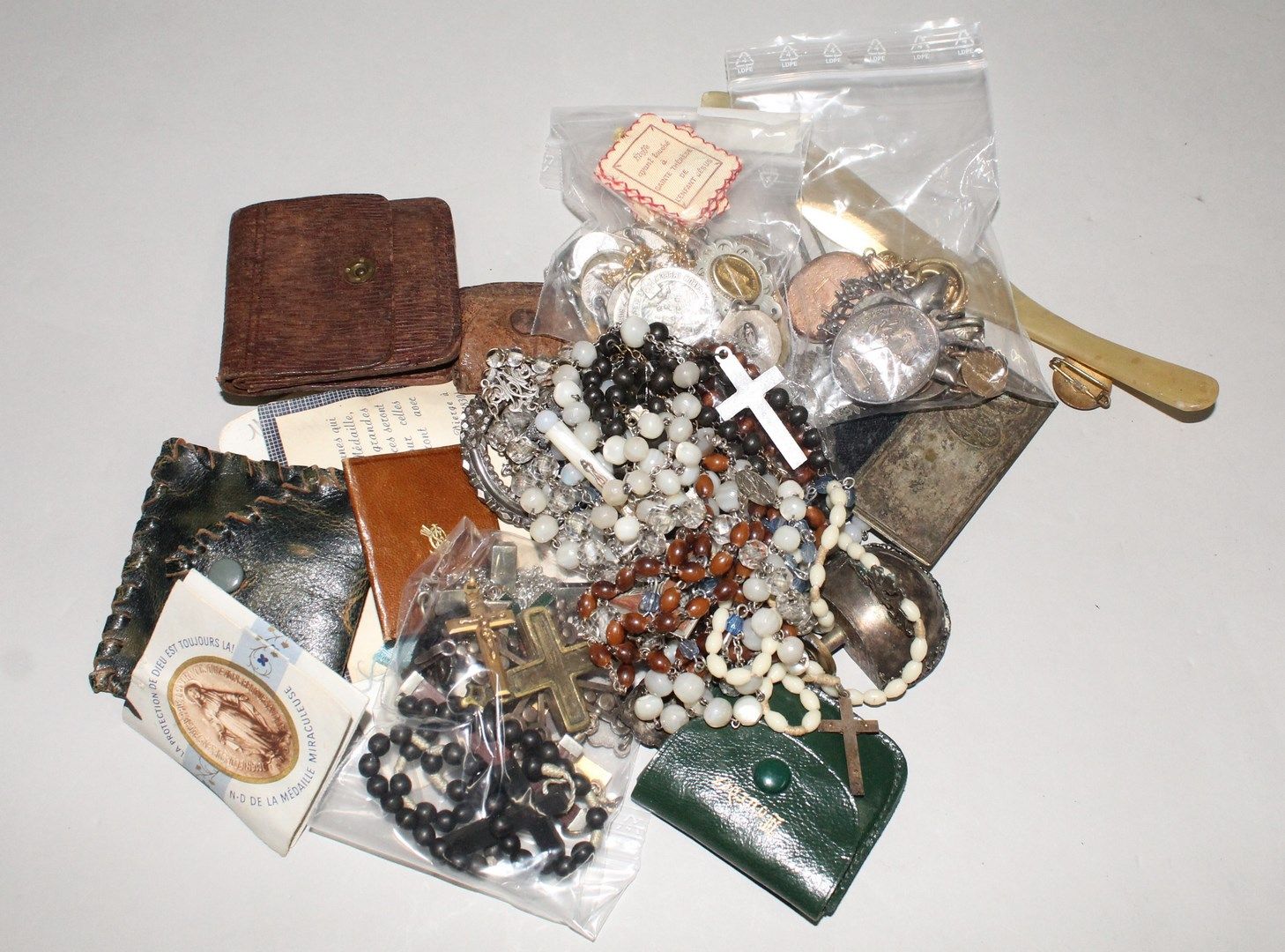 Null Composite lot:

- Thirteen rosaries, various materials; some in cases.

- T&hellip;