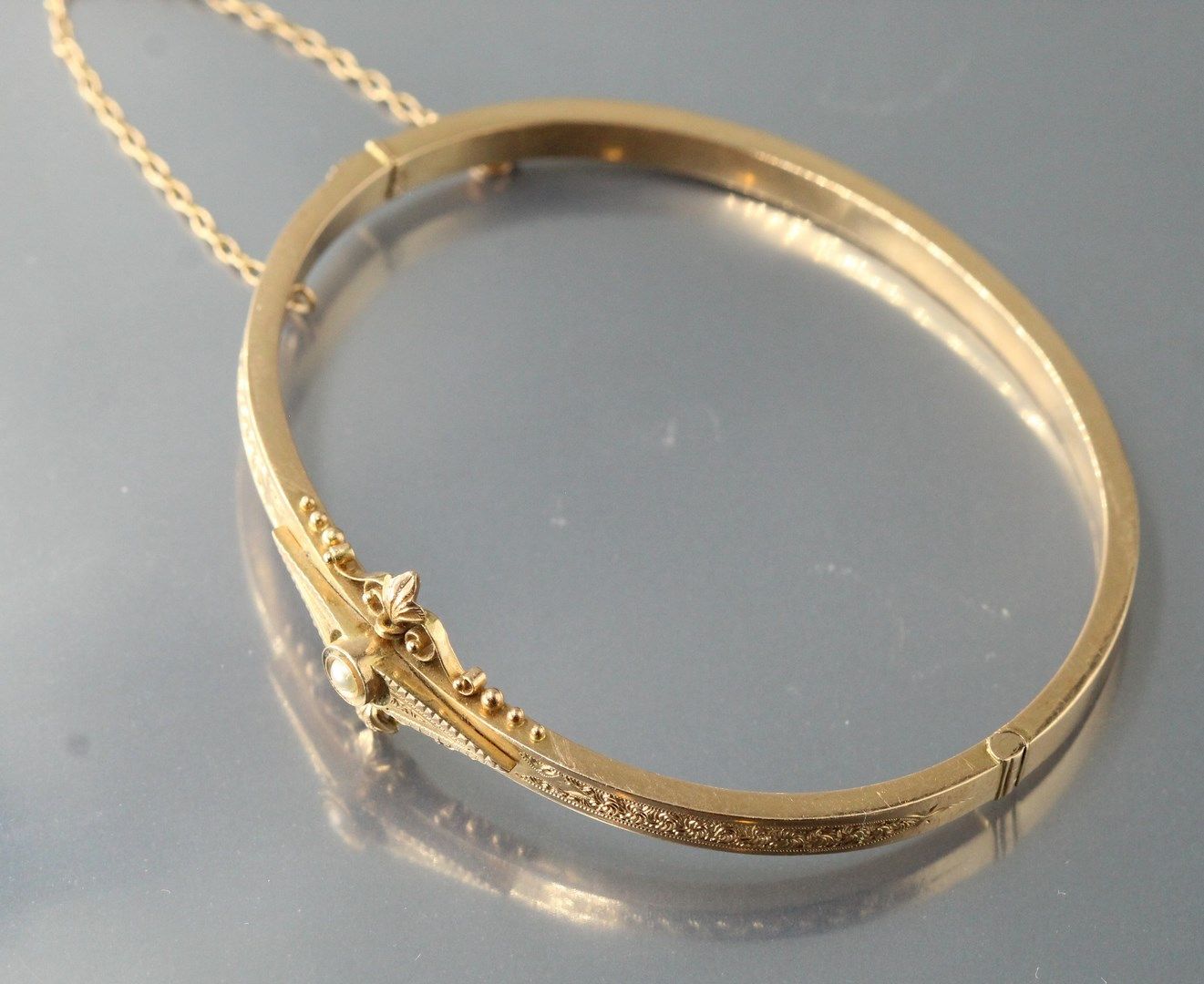 Null 
Bracelet rigide en or jaune 14k (585) orné d'une perle, et de motifs flora&hellip;