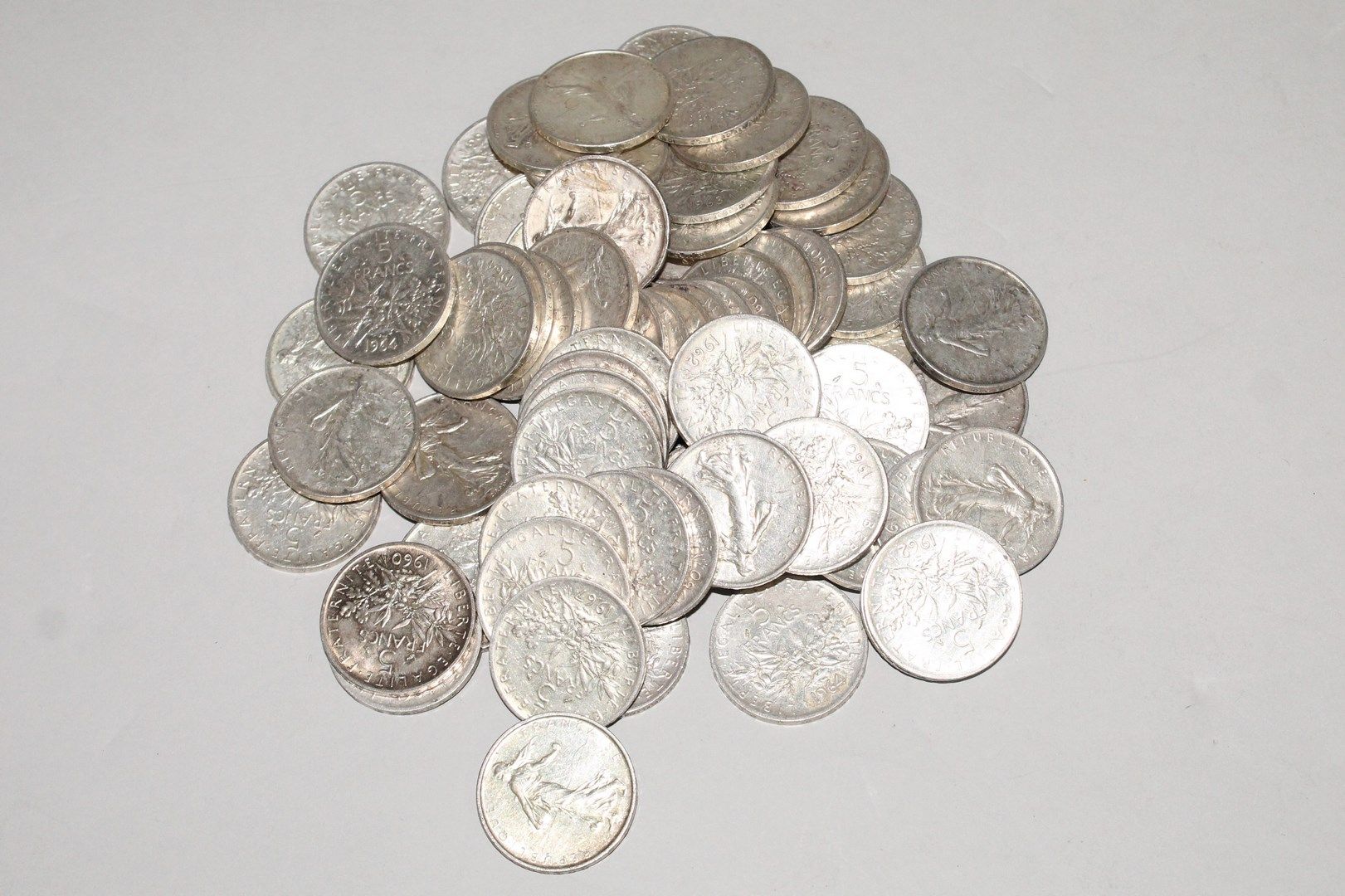 Null Lot of 5 francs silver coins.

Weight : 836.68 g.