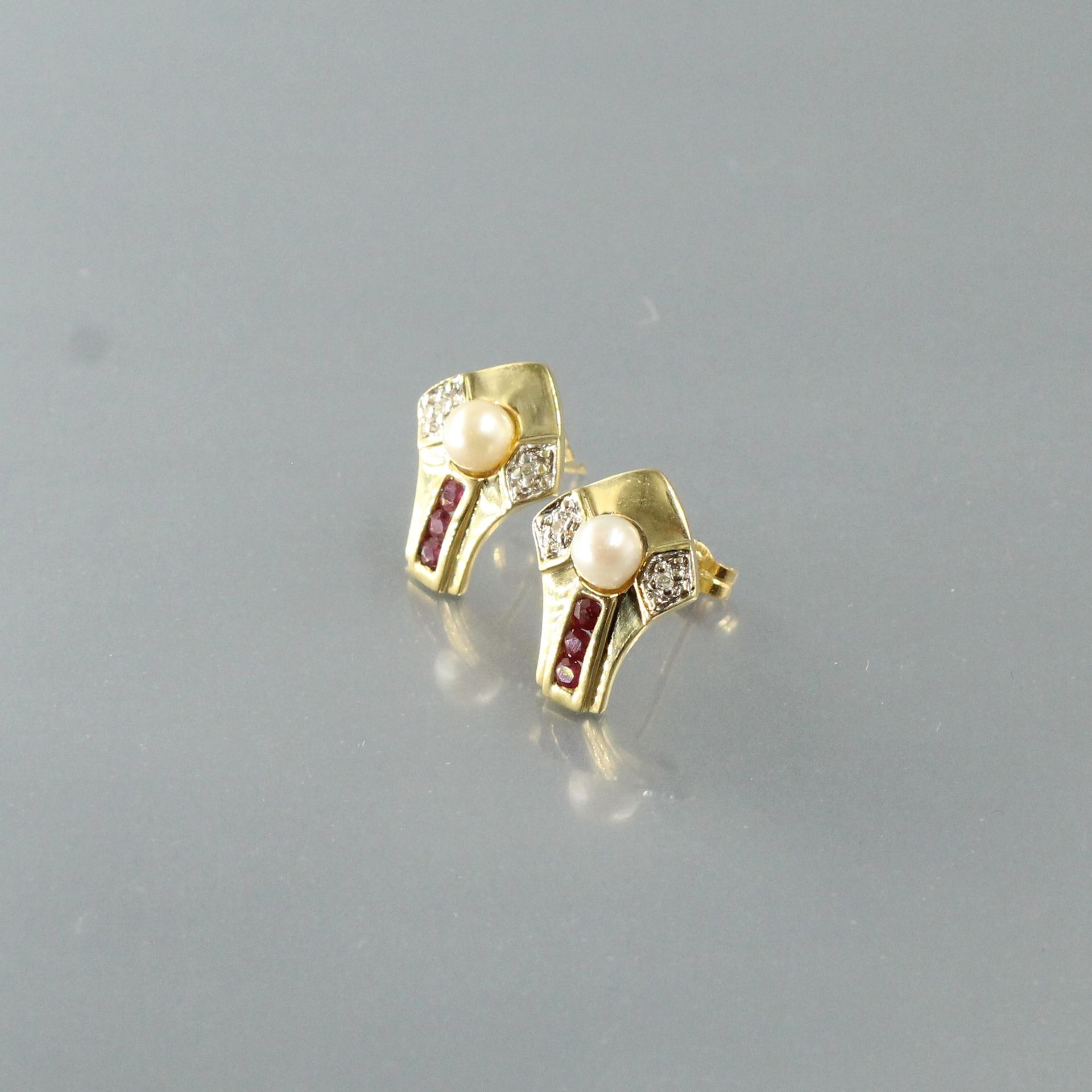 Null 
Clous d'oreilles en or jaune 18k (750) ornés chacun d'une perle, de petits&hellip;