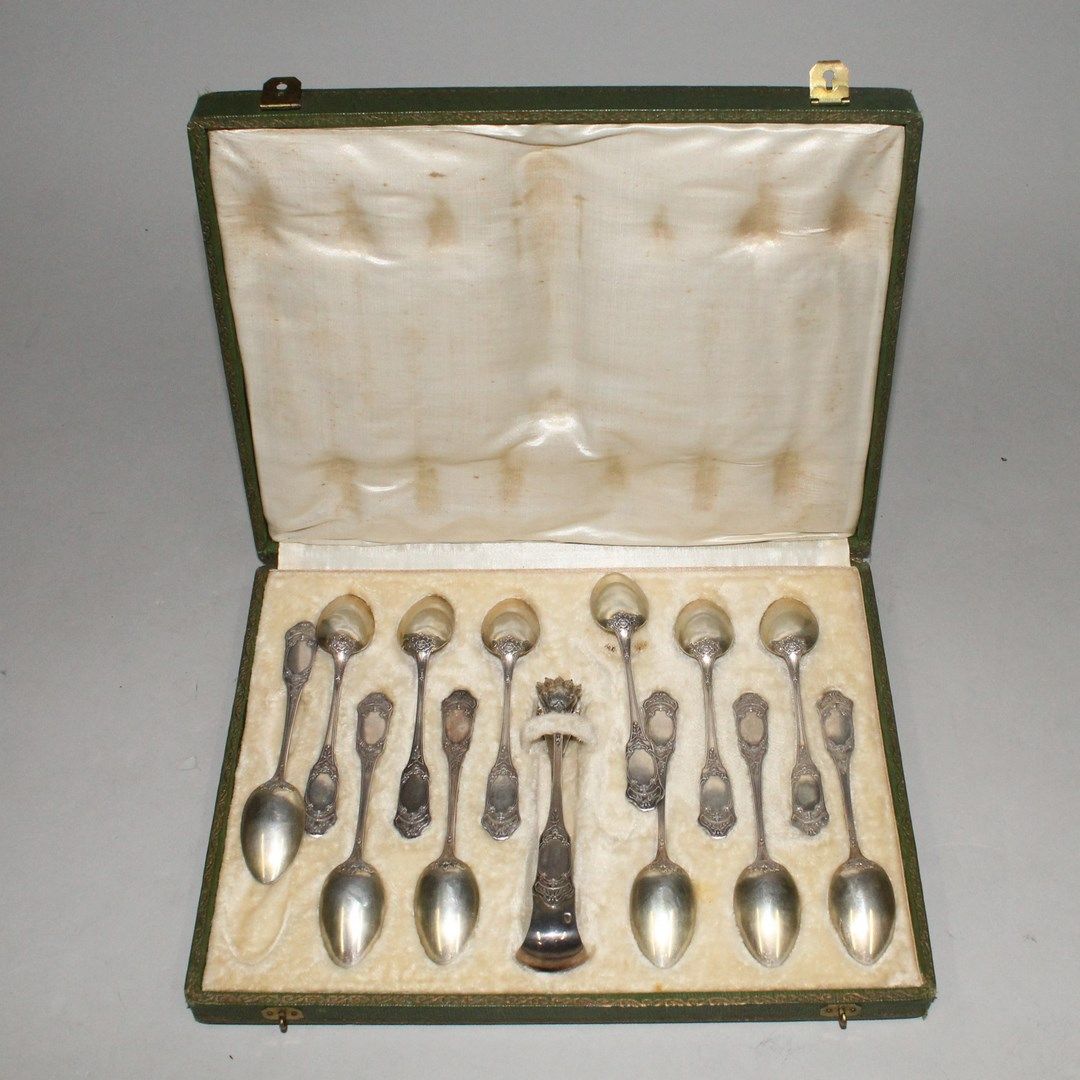 Null LAPPARRA & GABRIEL

Sugar tongs and a set of twelve small spoons in silver &hellip;