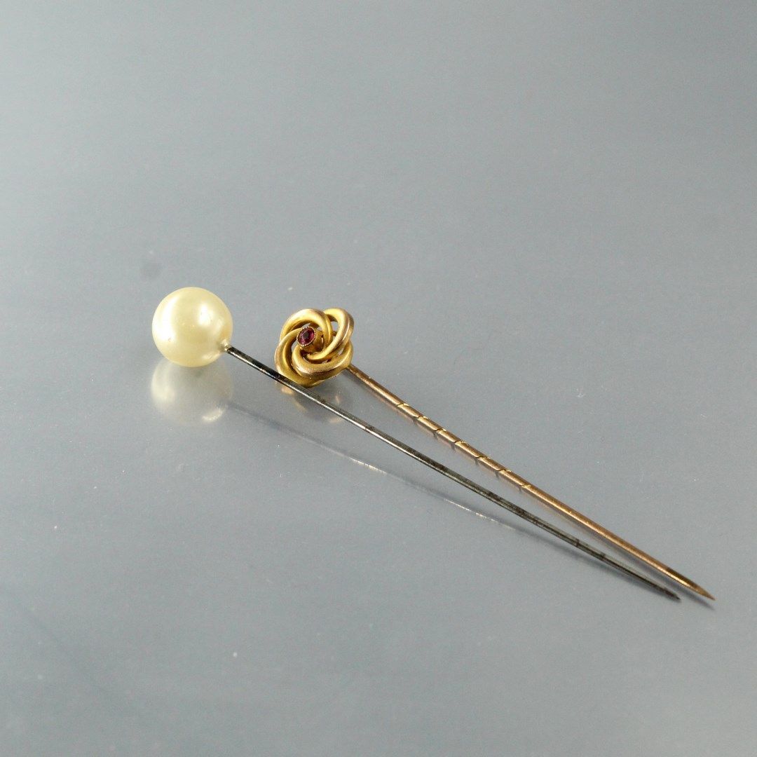 Null 
Two tie pins:




- one in 8 carat gold (333) with an ellipse design set w&hellip;