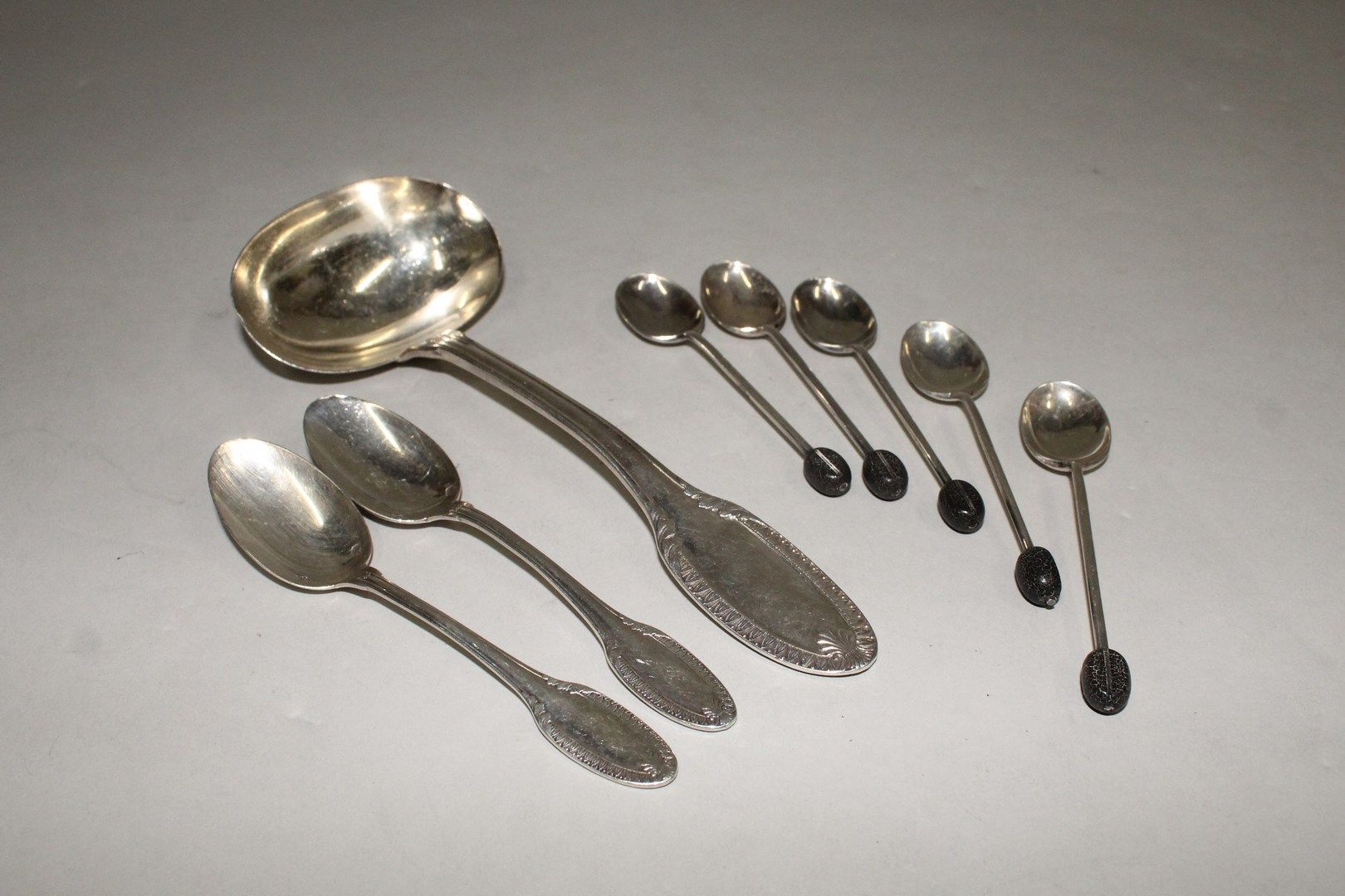 Null Lot including : 

- 2 small spoons 

- 1 sauce spoon

- 5 mocha spoons (Eng&hellip;