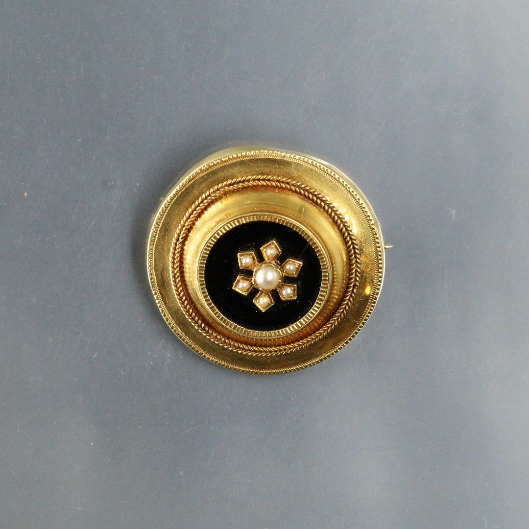 Null Spilla rotonda in oro 18k (750) con perle su piastra in onice.

Contrassegn&hellip;