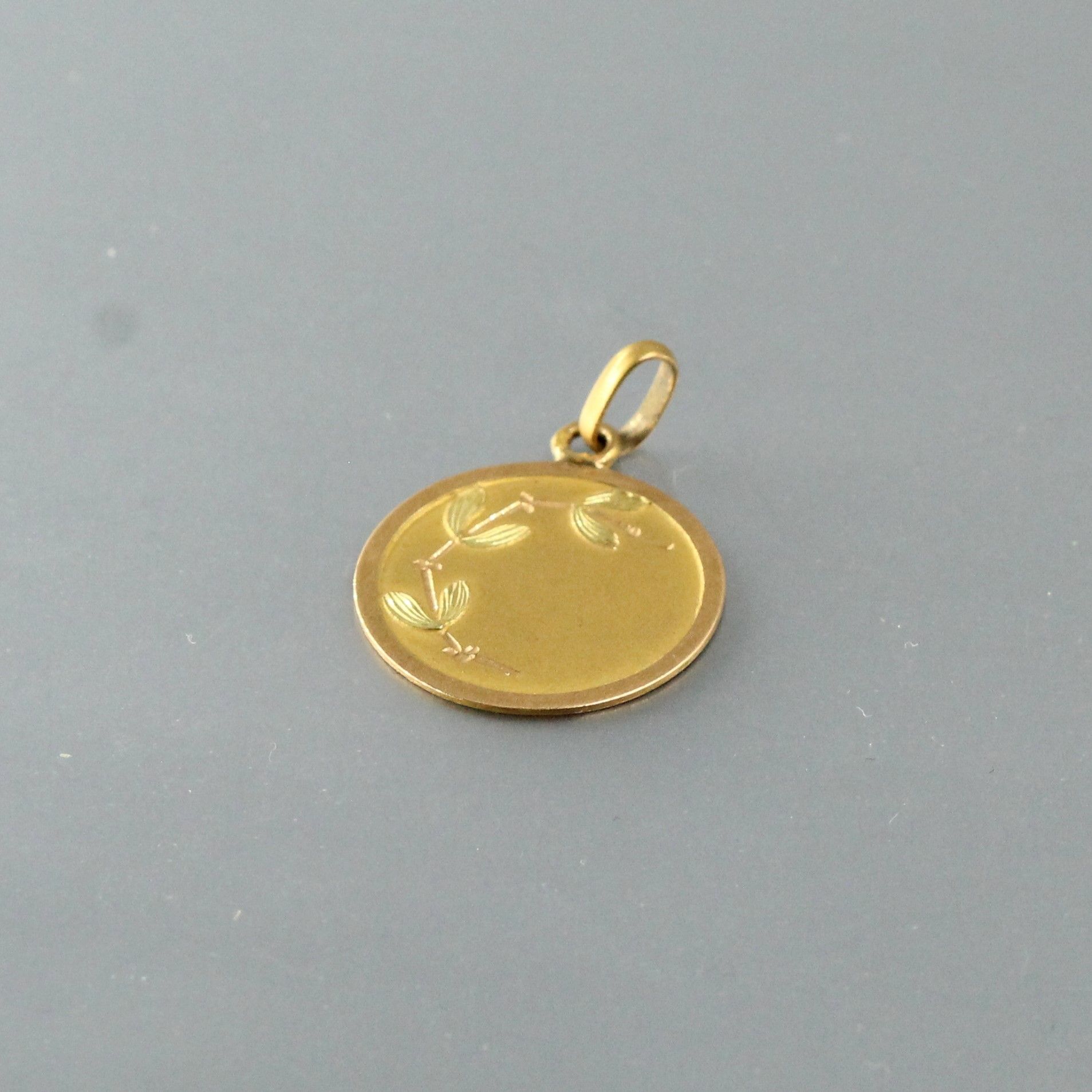 Null Médaille ronde de baptême (non gravée) en or jaune 18k (750), l'avers à déc&hellip;