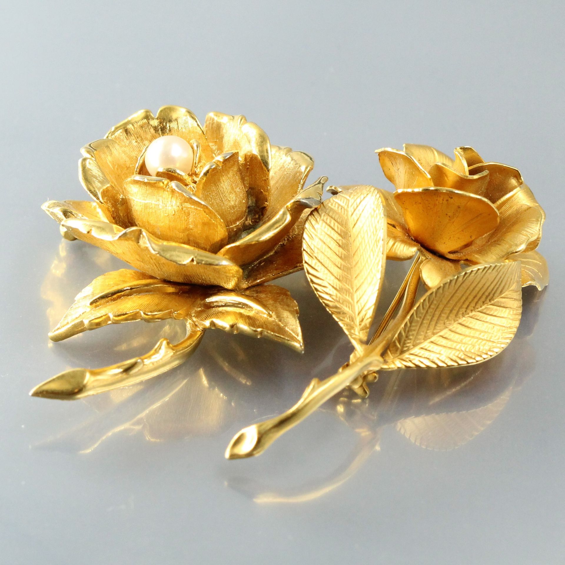 Null Dos broches de metal dorado que representan una rosa, uno de ellos con una &hellip;