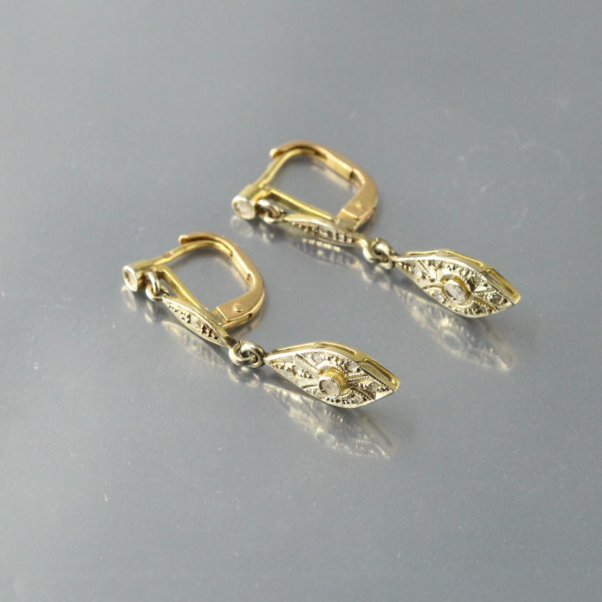Null 
Paire de pendants d'oreilles en or jaune 14k (585) ornées de diamants rond&hellip;