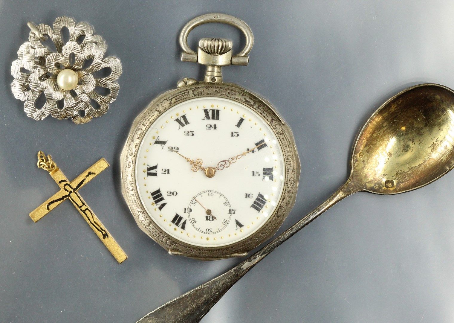 Null Lot including : 

- A silver pocket watch 

- A brooch and a cross in metal&hellip;