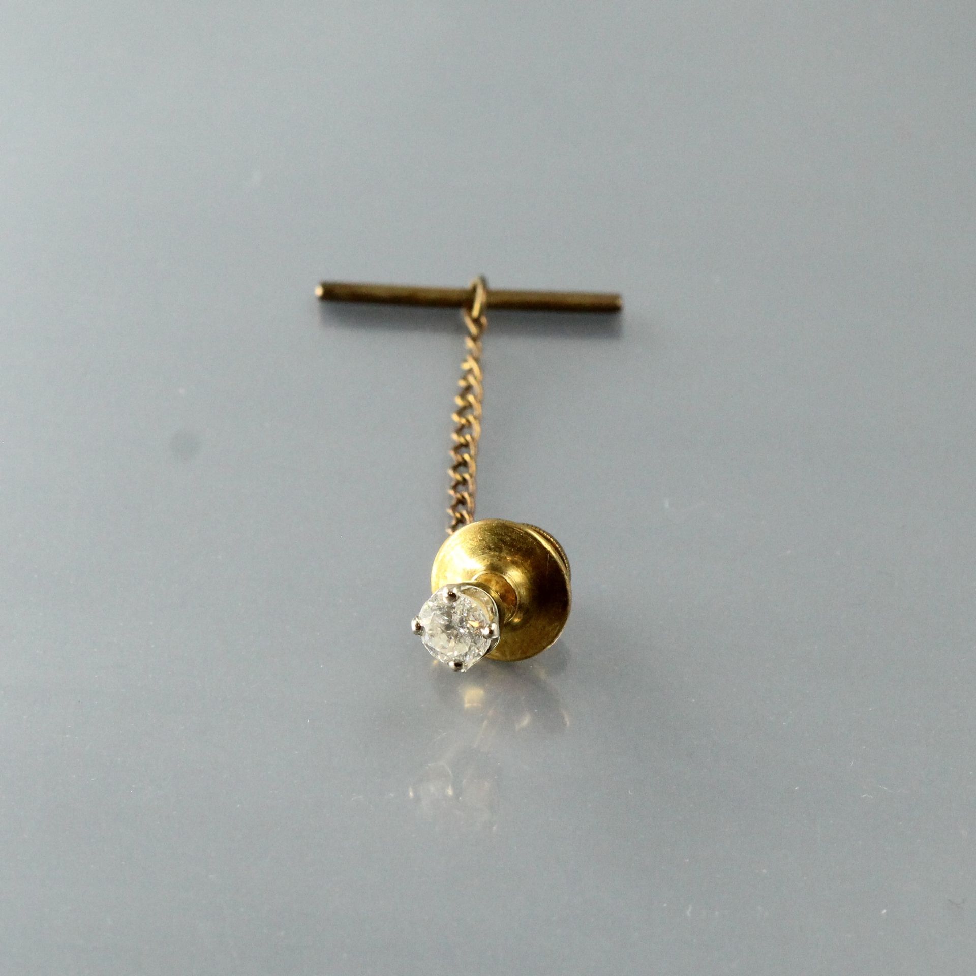 Null 
低标题黄金和鎏金金属胸花扣，饰有钻石。 




钻石的重量：约0.5克拉。 




毛重：3.4克。