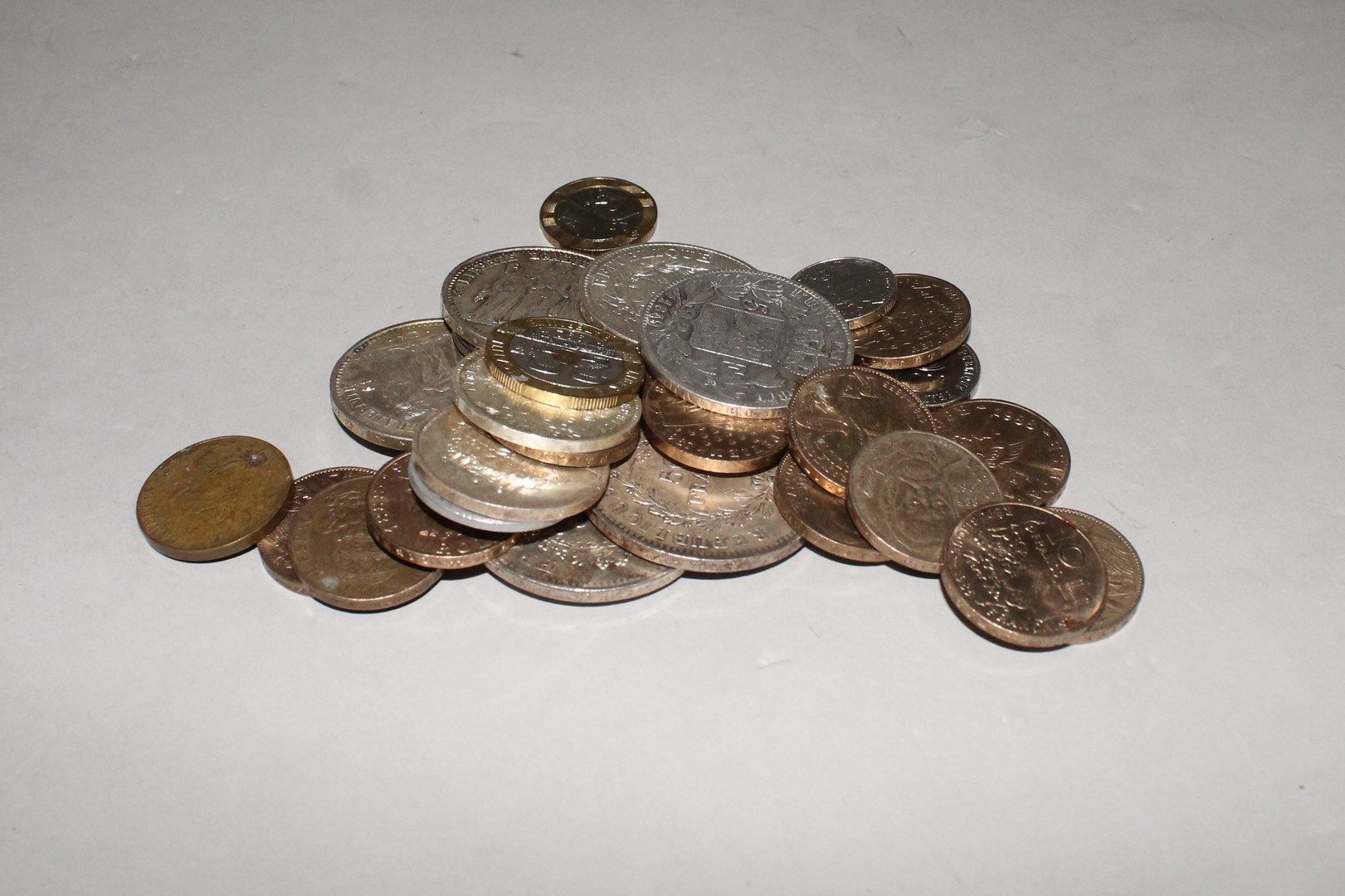 Null 一批银币，包括10弗拉克勒斯，50弗拉克勒斯，...重量：199克。

附有大量非贵金属的现代法国硬币。