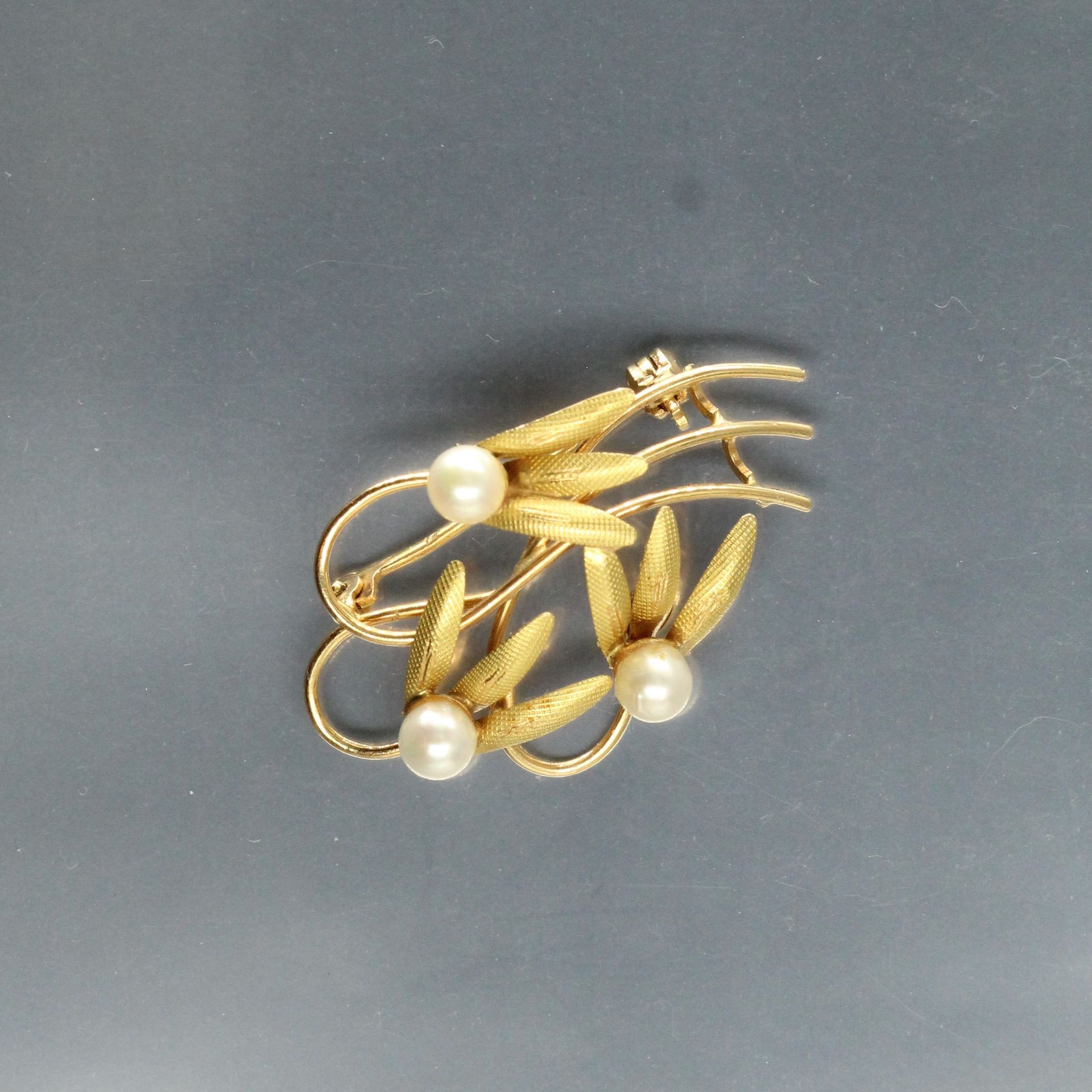 Null 18K（750）黄金胸针，装饰有槲寄生树枝和三颗小珍珠。

毛重：4克。