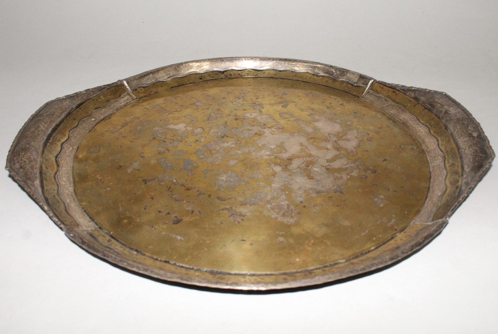 Null Eine runde Schale aus Kupfer, mit gehämmerten Griffen und Rand. Beschriftet&hellip;