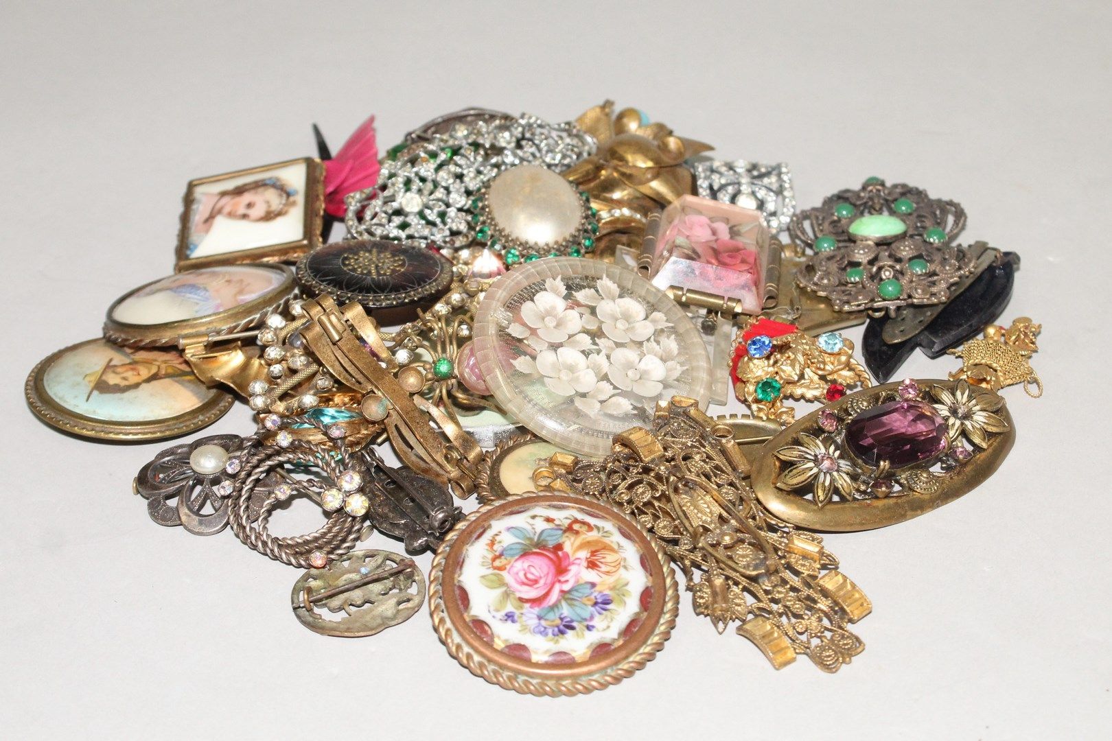 Null 
Lot of costume jewellery composed mainly of brooches