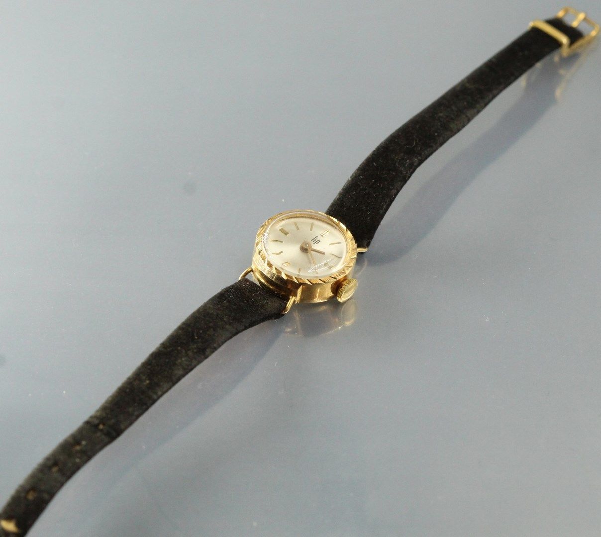 Null LIP

女士腕表，18K(750)黄金圆形表壳，银色表盘上有巴顿式时标。黑色真皮表带，带金属针扣。

机械运动（待修订）。

直径：16毫米

毛重&hellip;