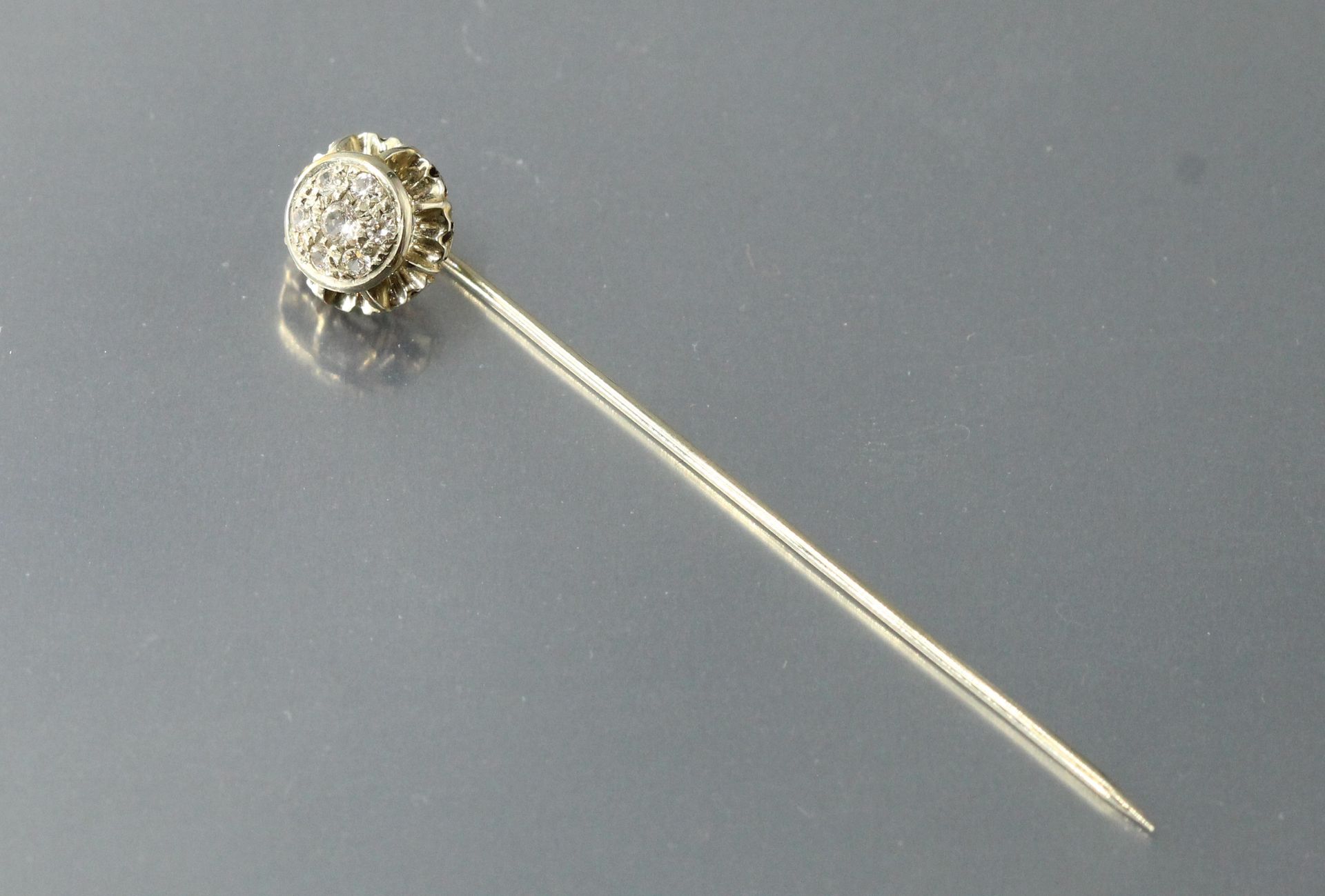 Null 18K（750）白金领带针，镶嵌白色宝石。

长度 : 5.50 cm - 毛重 : 1.60 g。