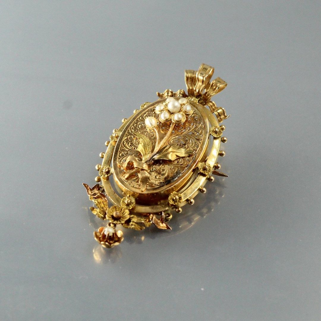 Null Pendentif/broche ovale en or jaune 18k (750) à motif floral orné de perles &hellip;