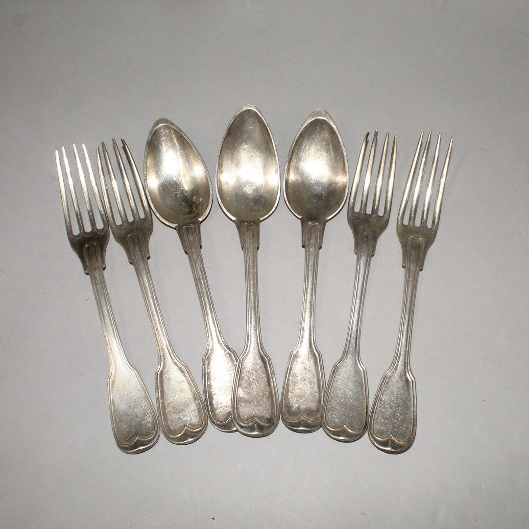 Null 一套四把餐叉和三把餐匙，双线型，银色。

米纳瓦头像印记。

重量：630克。
