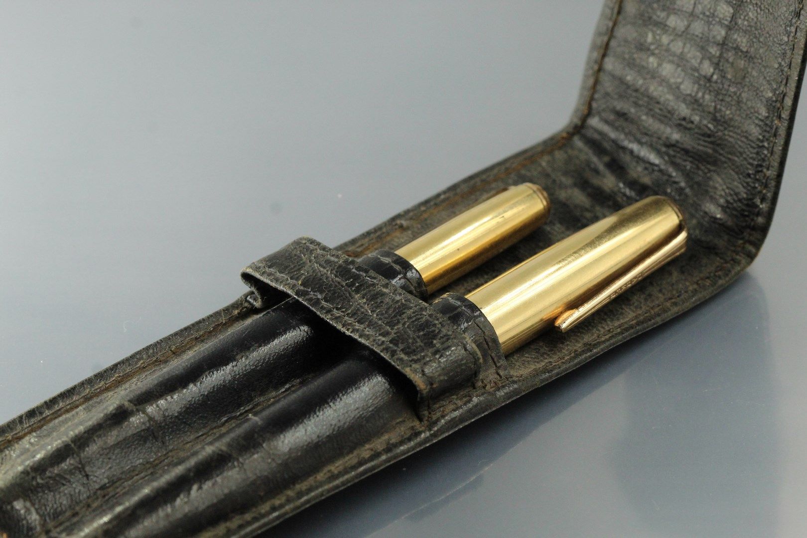 Null 帕克

一套两支笔，一支钢笔，一支圆珠笔，由14K（585）黄金和黑色塑料制成。

签名：PARKER。

美国的工作。

在一个皮箱中。

毛重：3&hellip;