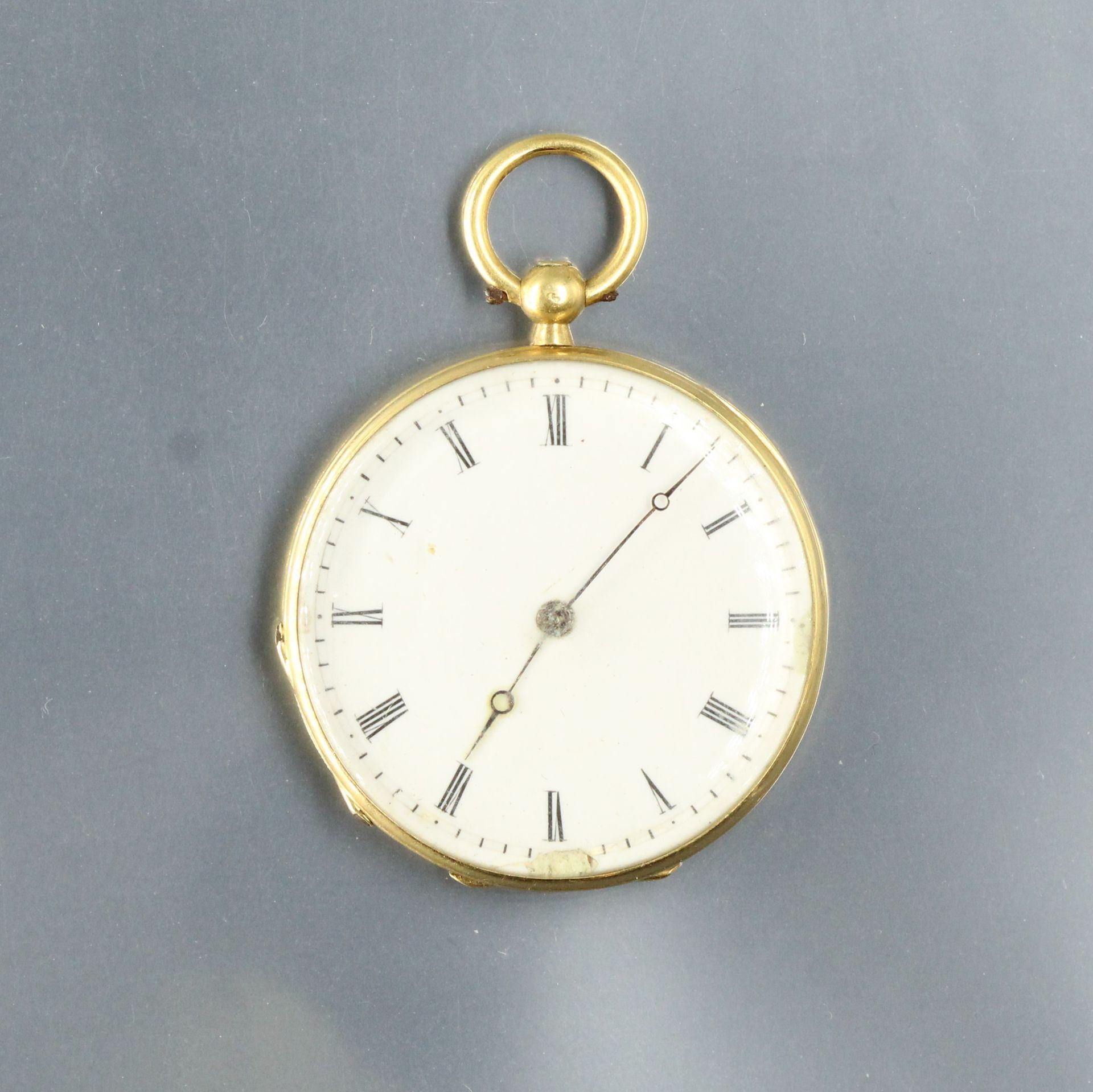 Null 18K(750)黄金衣领表，白色珐琅表盘上有罗马数字时标。饰有花朵图案的扭索纹表壳。

直径：31毫米 - 总重量：23.01克。