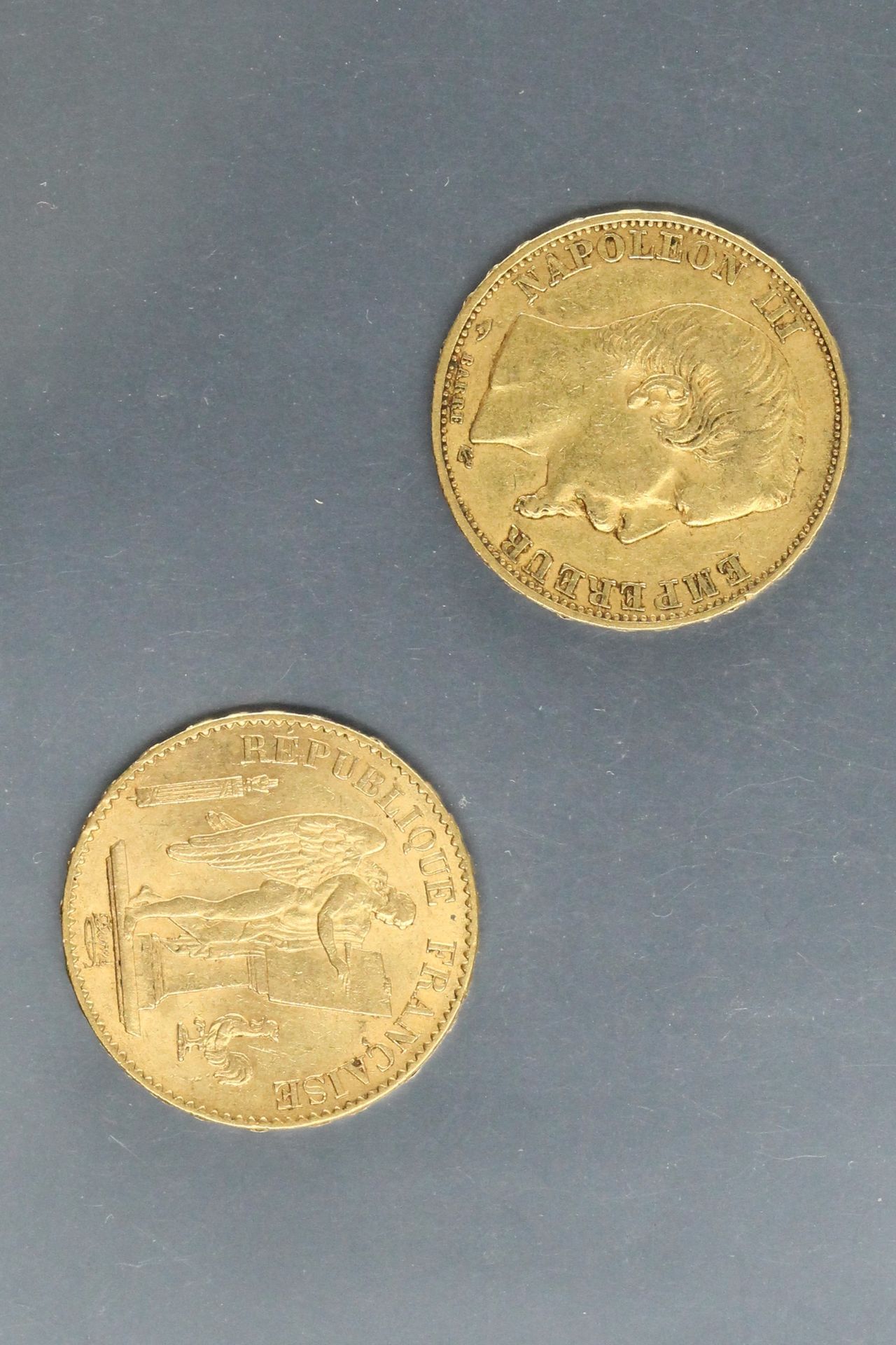 Null 两枚20法郎的金币。

- 拿破仑光头1858年A

- 天才1877 A

重量：12.90克。