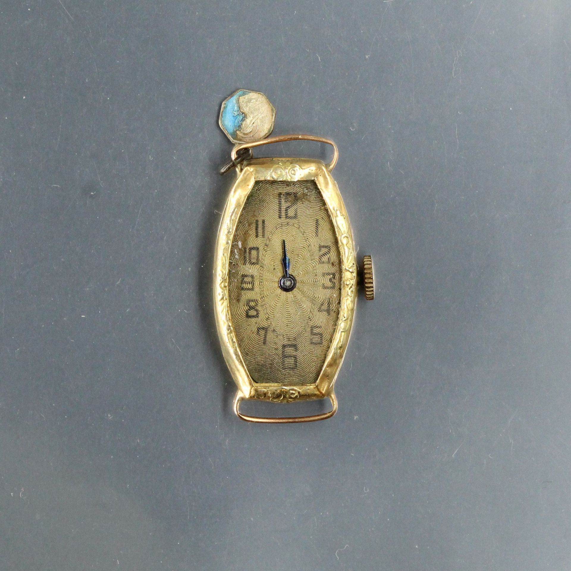 Null 废料：一个18K（750）金的装饰艺术风格的手表盒。

毛重：8.00克。
