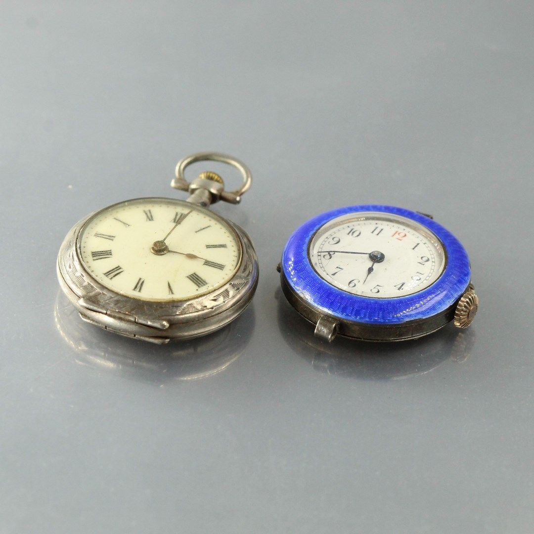 Null Set composto da :

- un orologio da collo, cassa in argento (Swan), numeri &hellip;