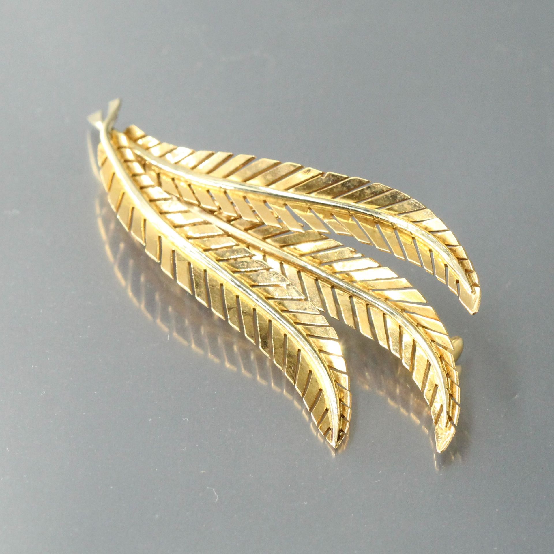 Null 18k (750) yellow gold brooch styling three leaves.

Gross weight: 6.68 g.