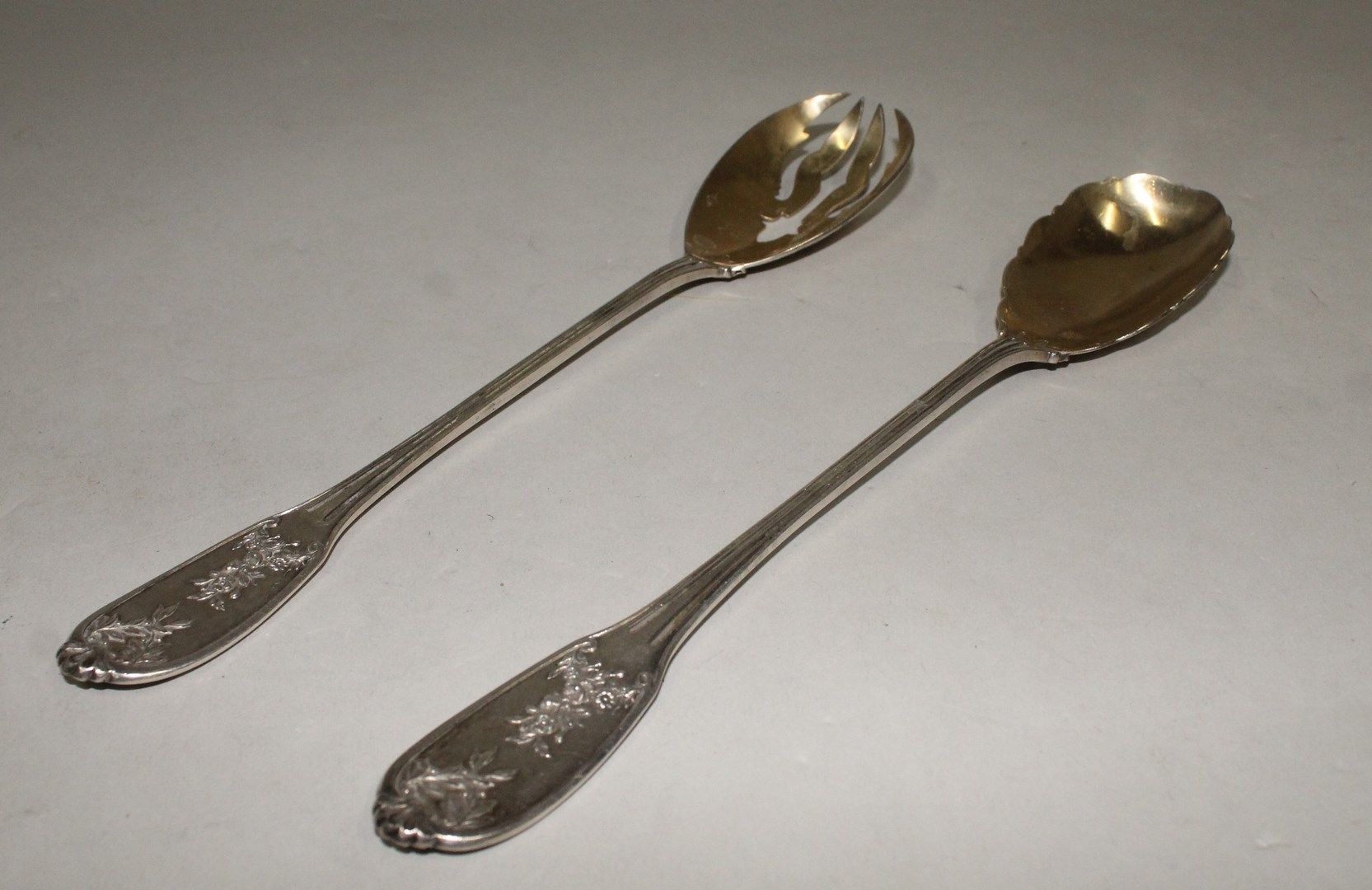 Null ERNIE Edouard

Silver salad servers (Minerva) with rich foliage, flowers an&hellip;