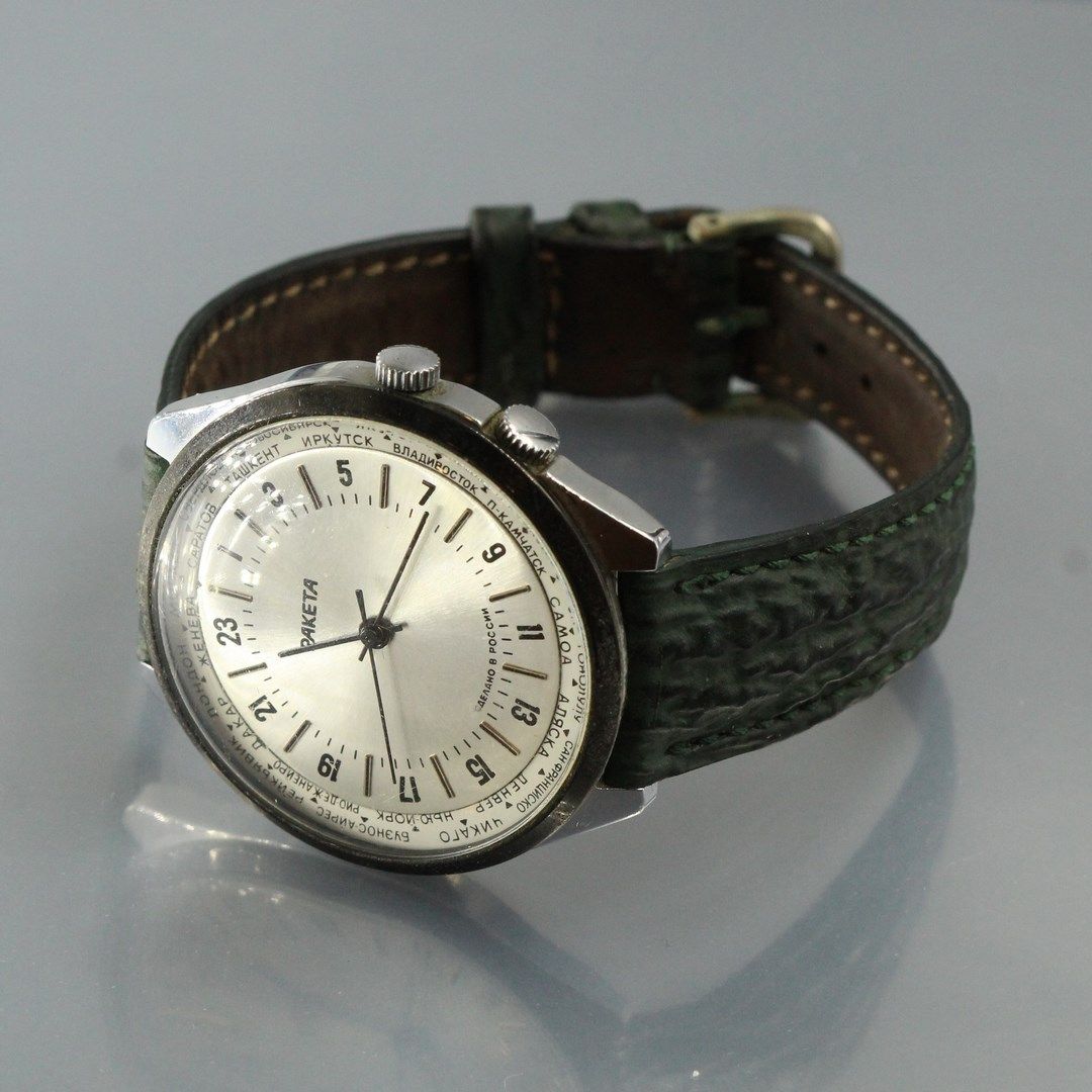 Null PAKETA

Russian wristwatch for men, steel case, black Arabic numerals on gr&hellip;