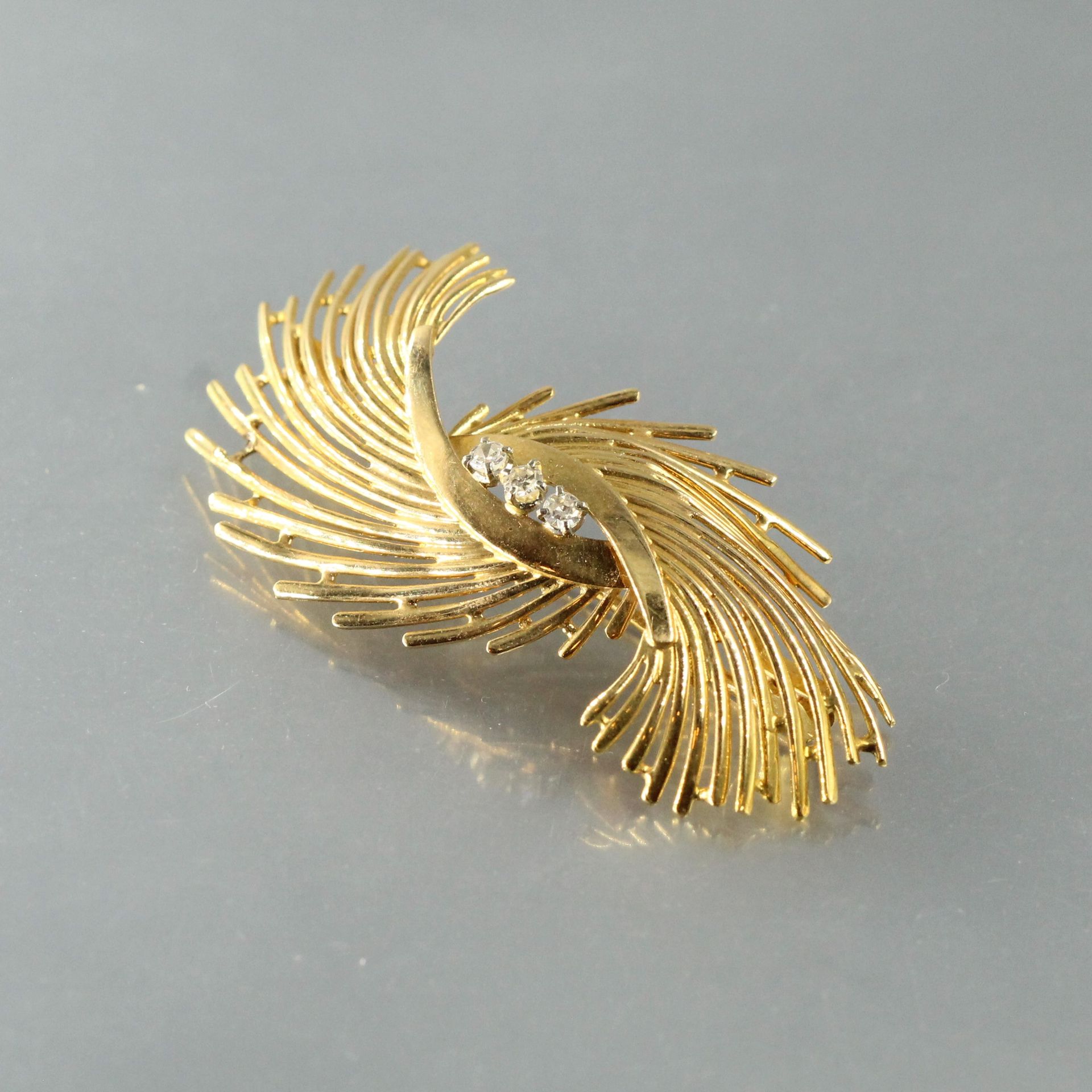 Null 18k (750) yellow gold wire brooch set with three diamonds

Marked with an e&hellip;