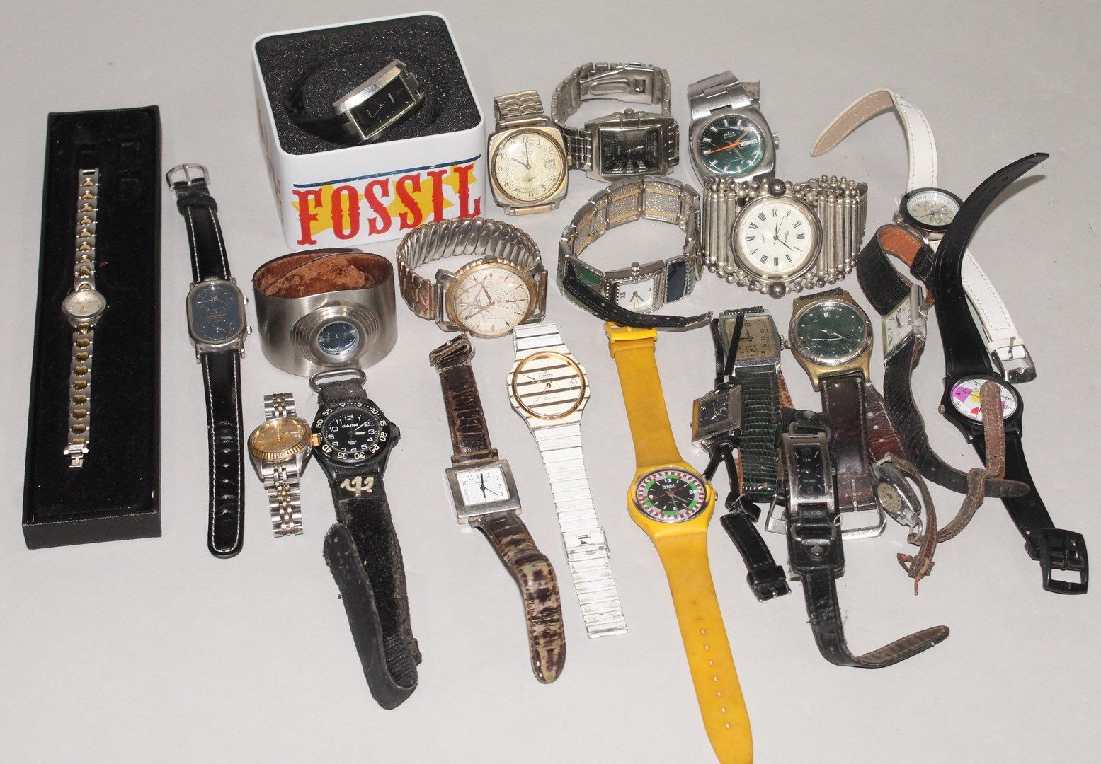 Null Lot of men/women wristwatches in various states