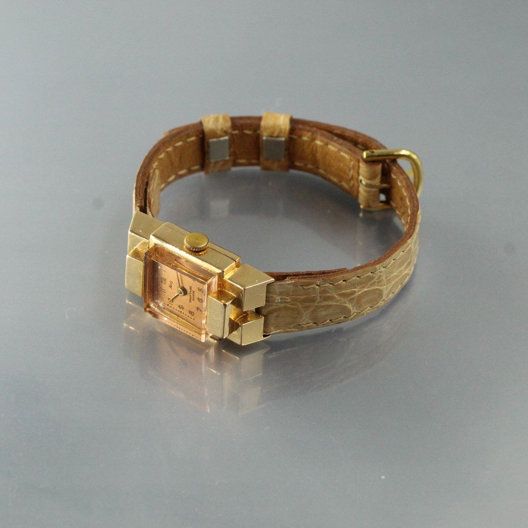 Null KODY

Damenarmbanduhr, rechteckiges Gehäuse aus 18K (750) Gelbgold, Zifferb&hellip;