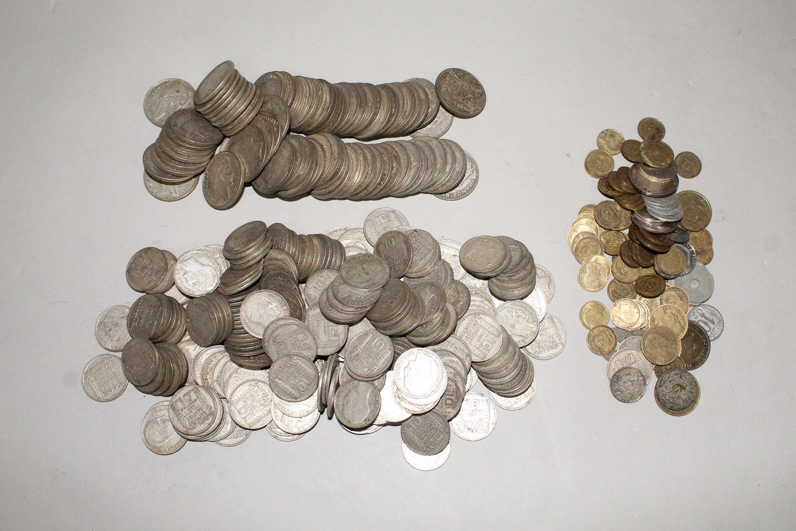 Null Fort lot de pièces en argent comprenant : 

- 20 Francs Hercule 1929x4, 193&hellip;