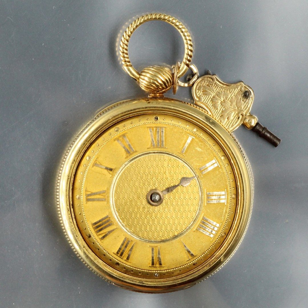 Null 18K(750)黄金怀表，表盘有鎏金扭索纹背景。

罗马数字表示小时。这只碗是玑镂式的。

附有一把装饰有花卉图案的绕线钥匙。

皇冠印章，英国作品。&hellip;