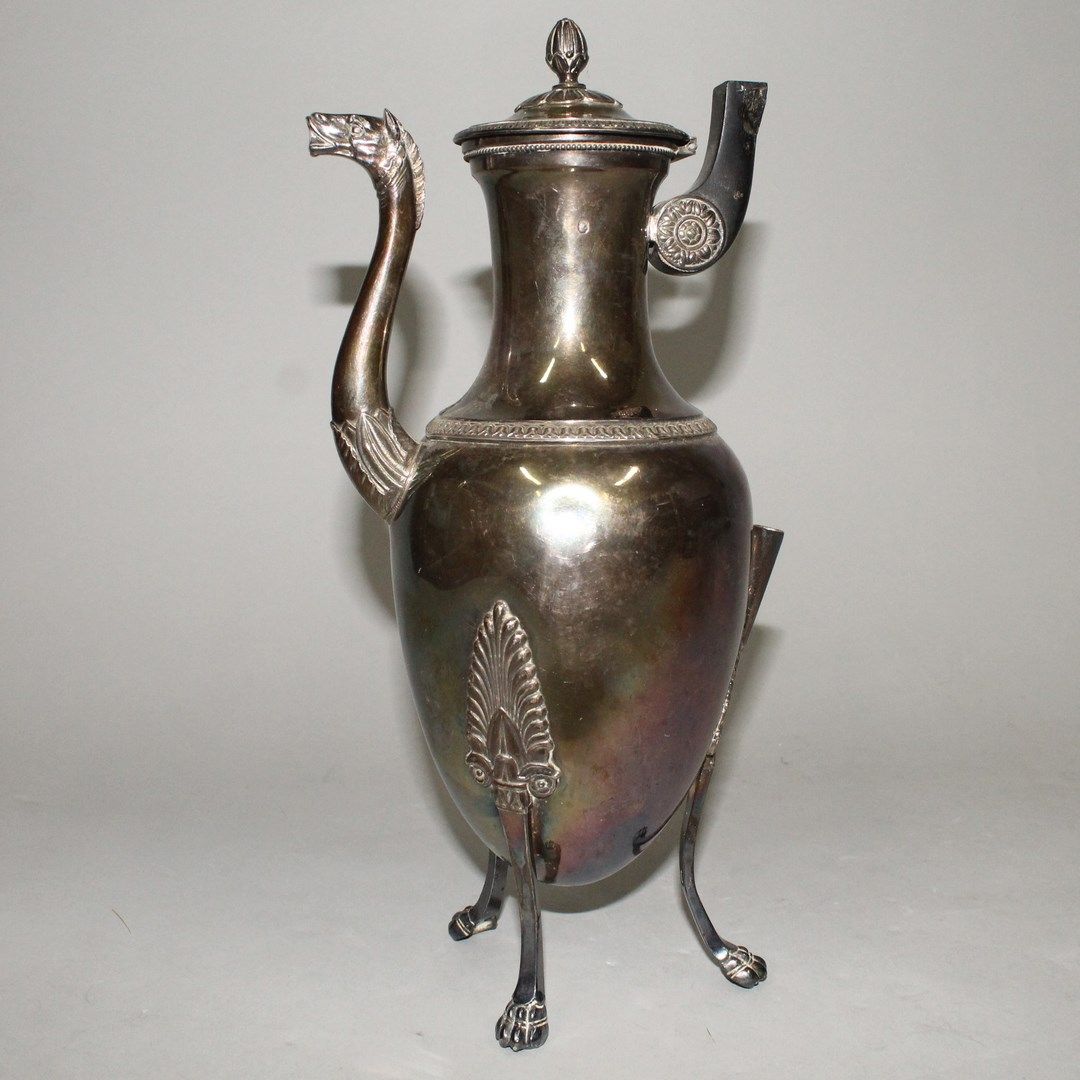 Null Cafetière en argent (minerve) de forme ovoïde reposant sur trois pieds grif&hellip;