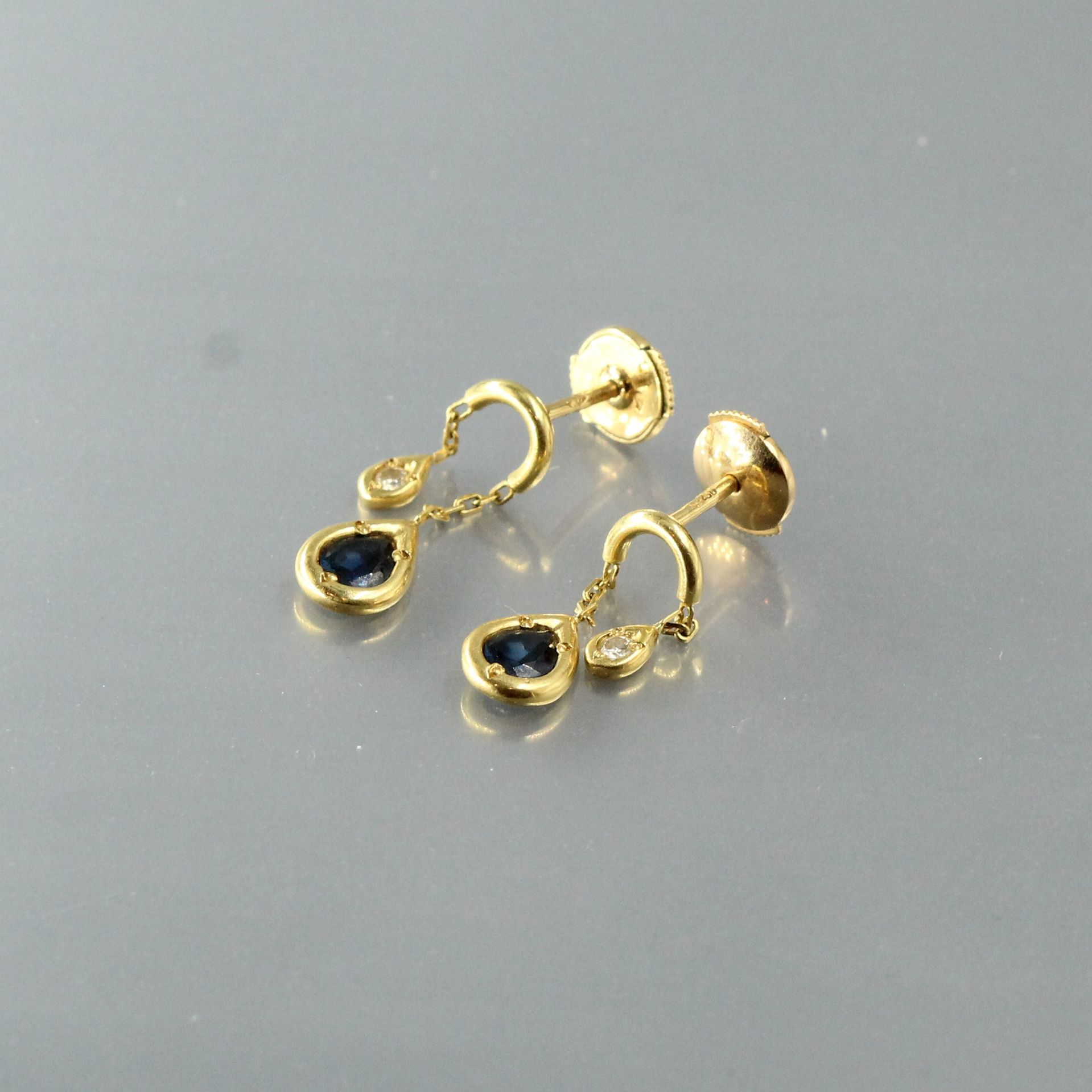 Null 
Paire de pendants d'oreilles en or jaune 18k (750) ornés chacun d'un saphi&hellip;