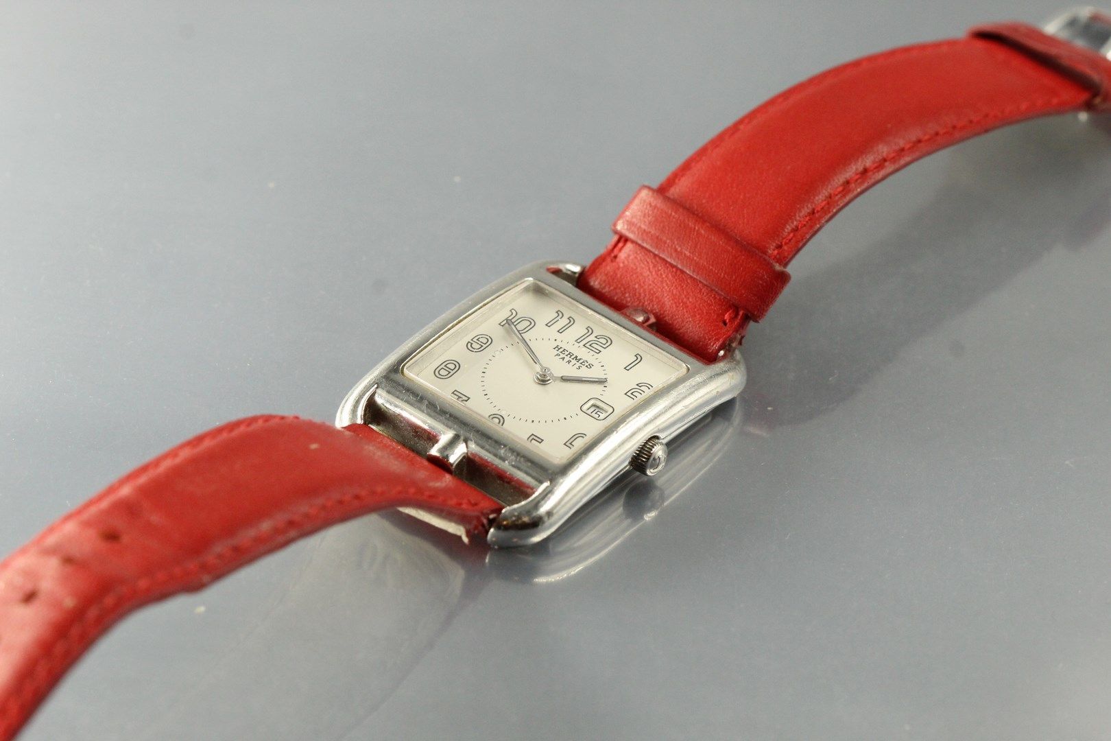 Null HERMES

Armbanduhr, rechteckiges Gehäuse aus versilbertem Metall, quadratis&hellip;