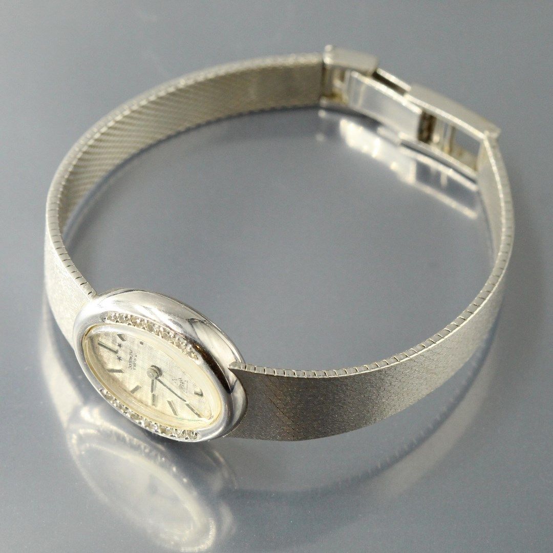 Null Montre bracelet de dame, boîtier ovale, cadran à

fond argenté, index baton&hellip;