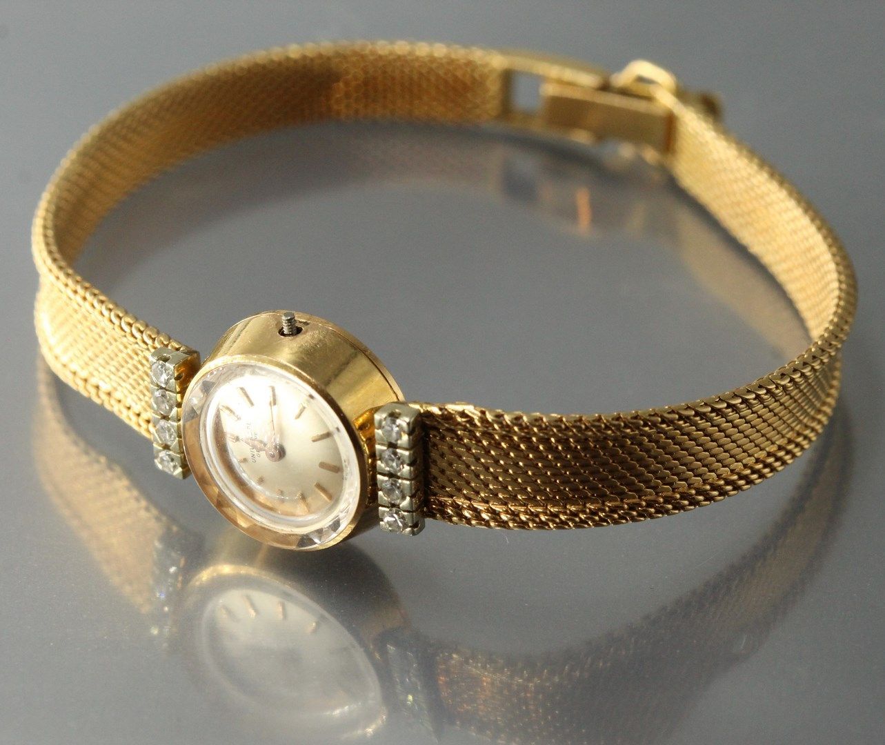 Null Montre bracelet de dame en or jaune 18k (750), boîtier rond épaulé de quatr&hellip;
