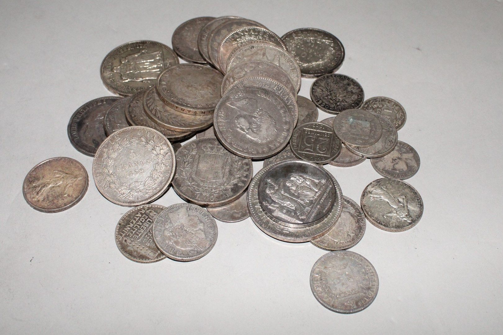 Null 
Lot of coins, most of them in French and foreign silver.




19th and 20th&hellip;