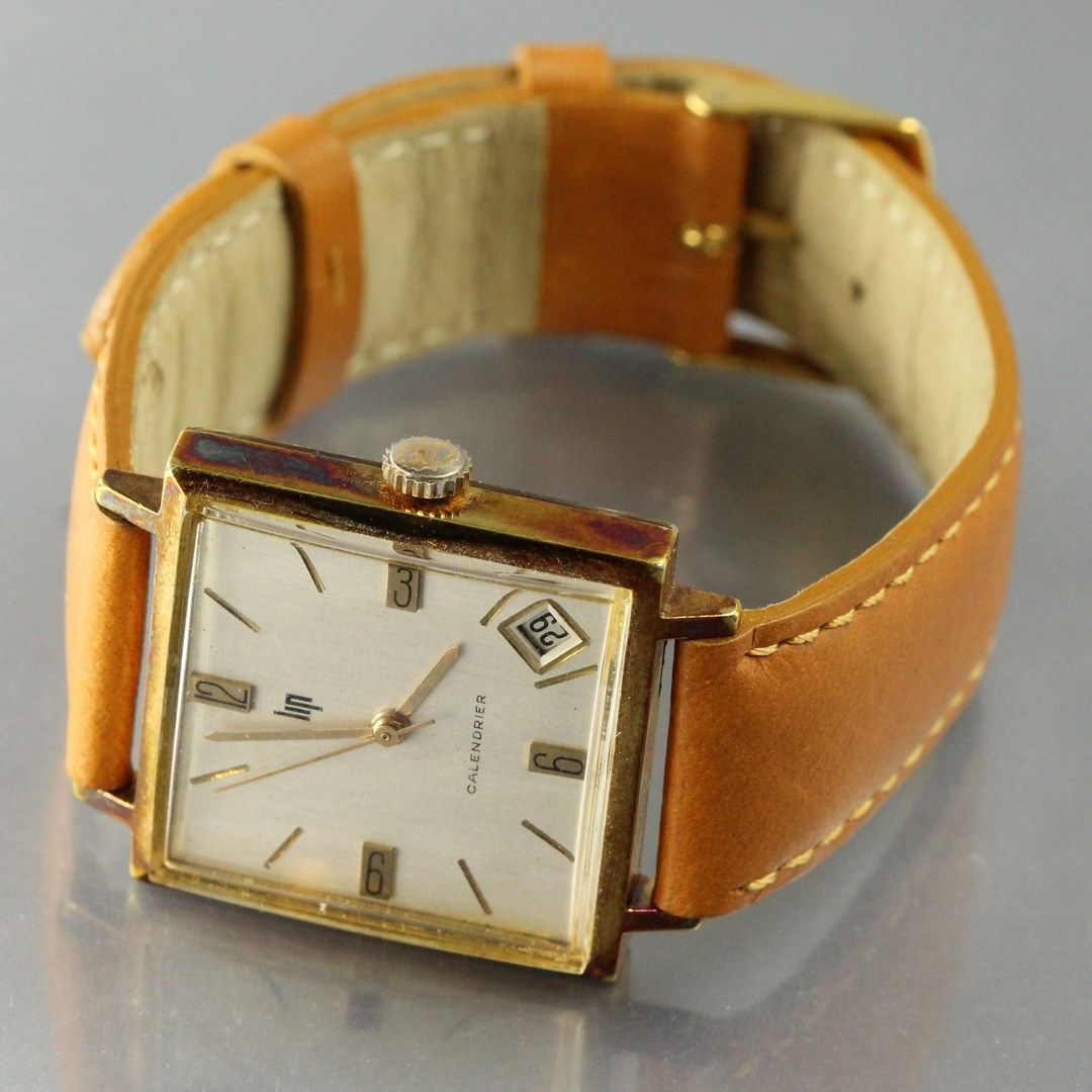 Null LIP

Montre bracelet d'homme, boîtier carré en métal doré numéroté, cadran &hellip;