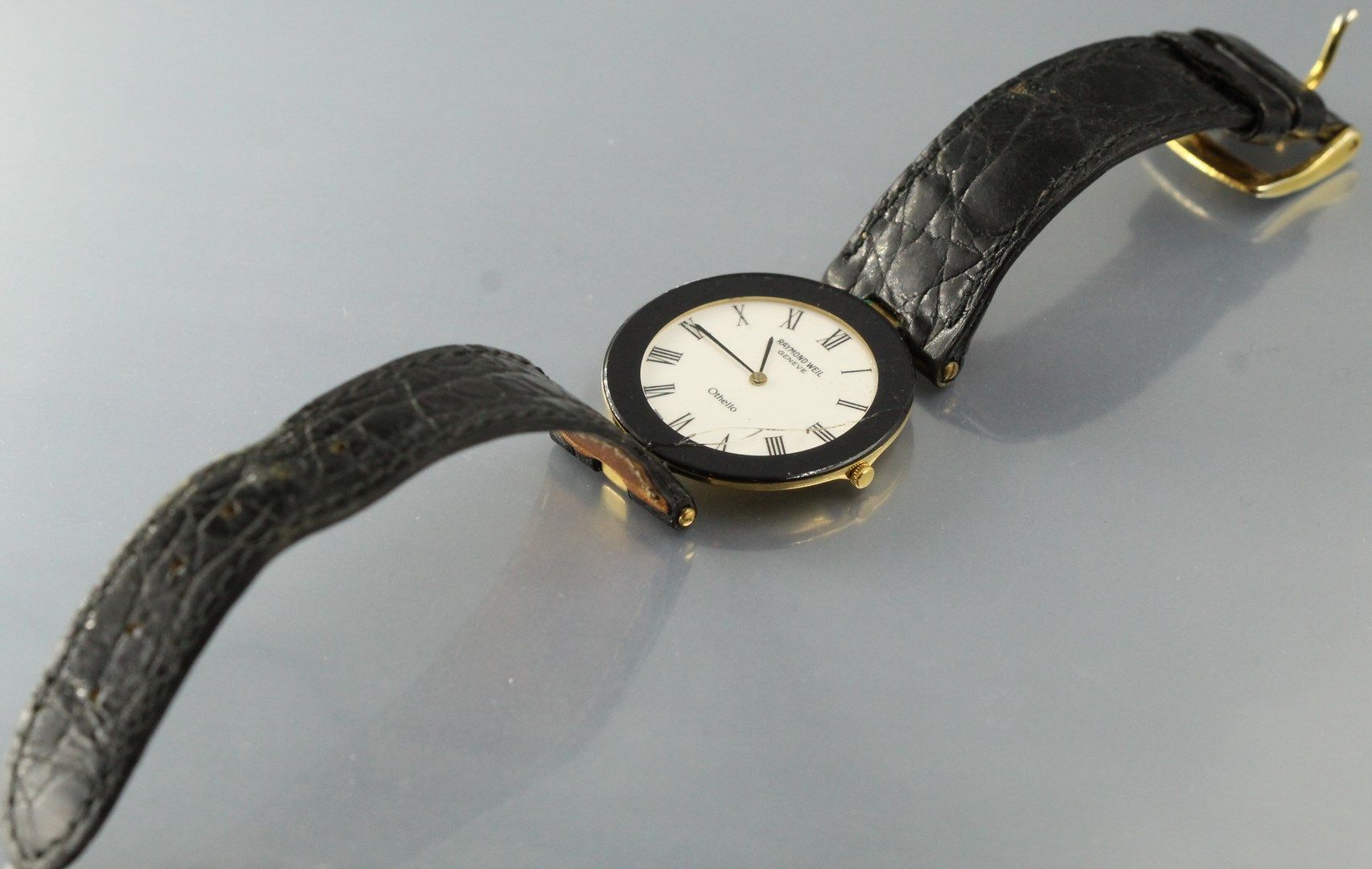 Null 手表，圆形表壳，白色表盘，罗马数字。

表盘上有RAYMOND WEIL日内瓦的签名。

石英机芯。

皮表带，带镀金金属针扣的表扣。

直径：约31&hellip;