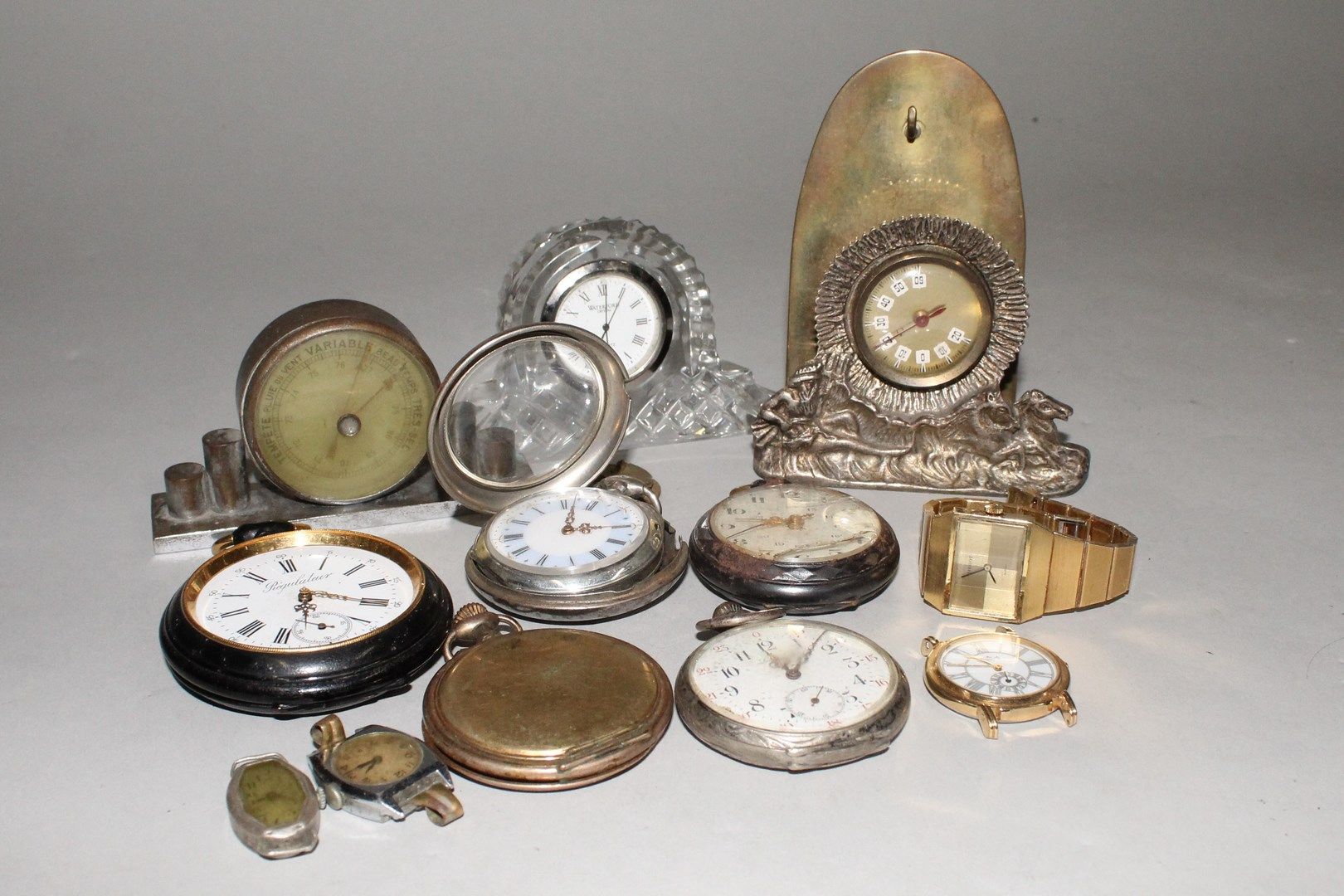Null Lot of clocks, pocket watches, regulator, watch cases. A gilt metal wristwa&hellip;