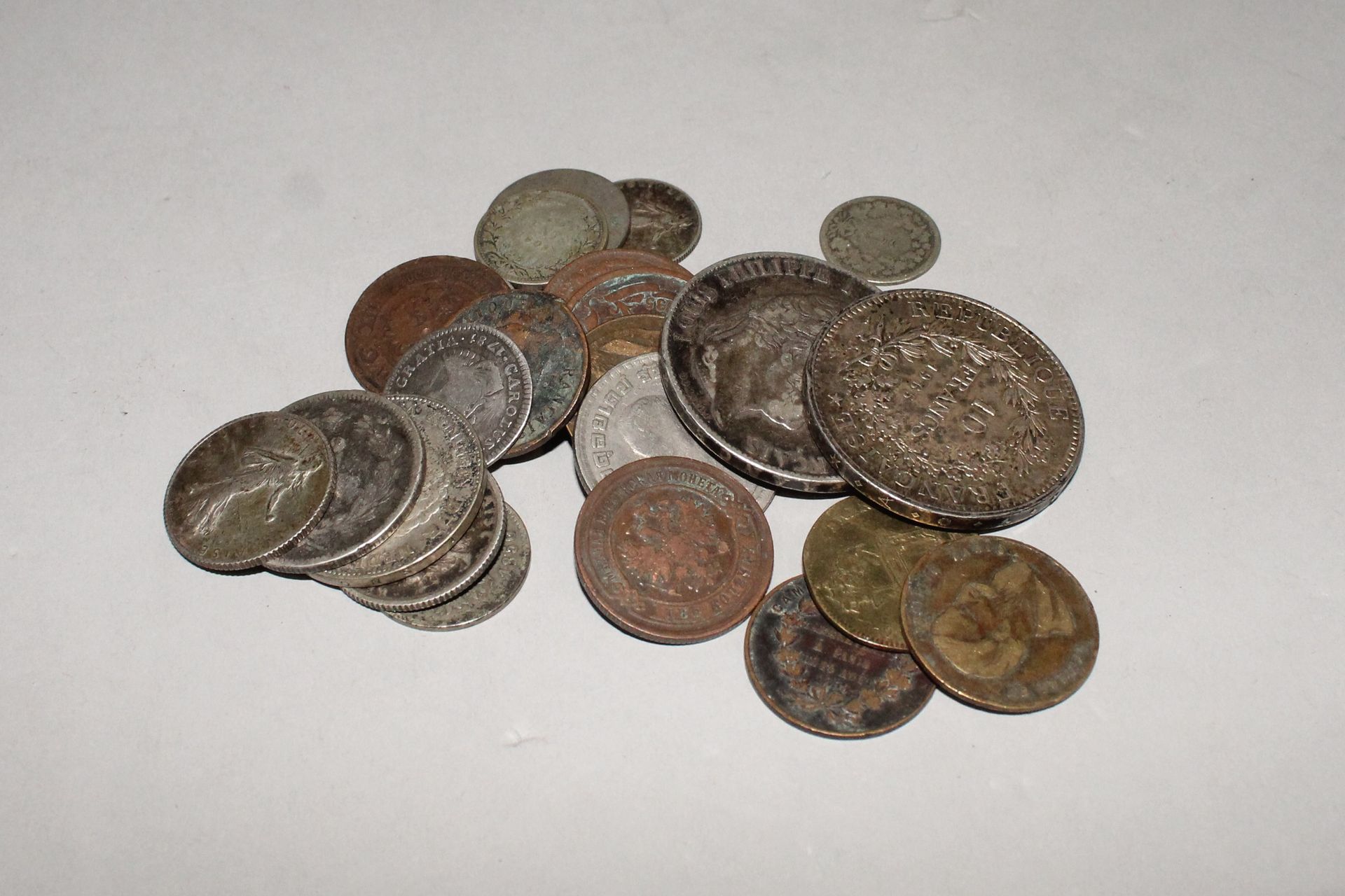 Null Lotto di monete d'argento tra cui:

- 5 Franchi Luigi Filippo I 1847 A.

- &hellip;