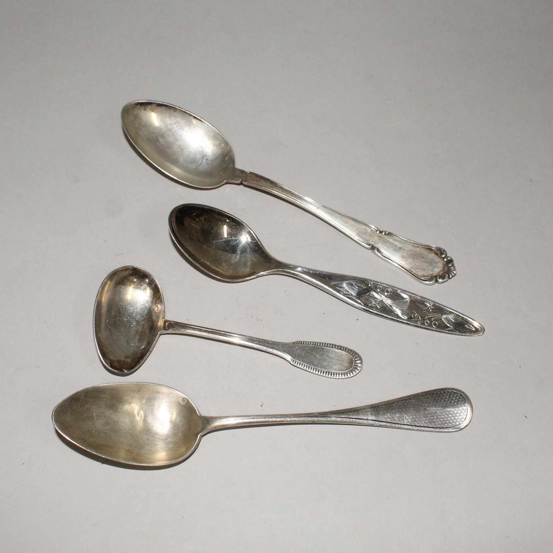 Null 四件银制餐具 :

- 粥勺(Minerva)

- 带鱼装饰的儿童勺子 (830)

- 带玑镂花纹的汤匙

- 小提琴汤匙 (800)

重量：1&hellip;