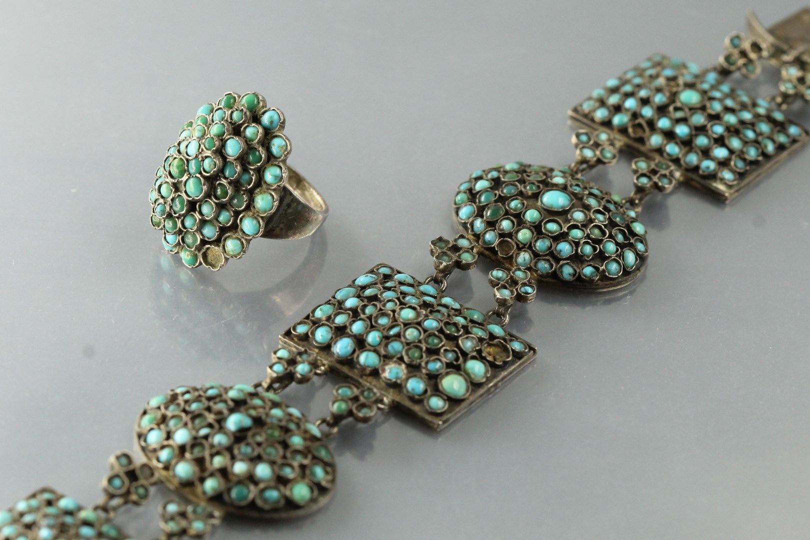 Null 
Demi parure en argent (Sanglier) et perles de couleur turquoise serties, c&hellip;